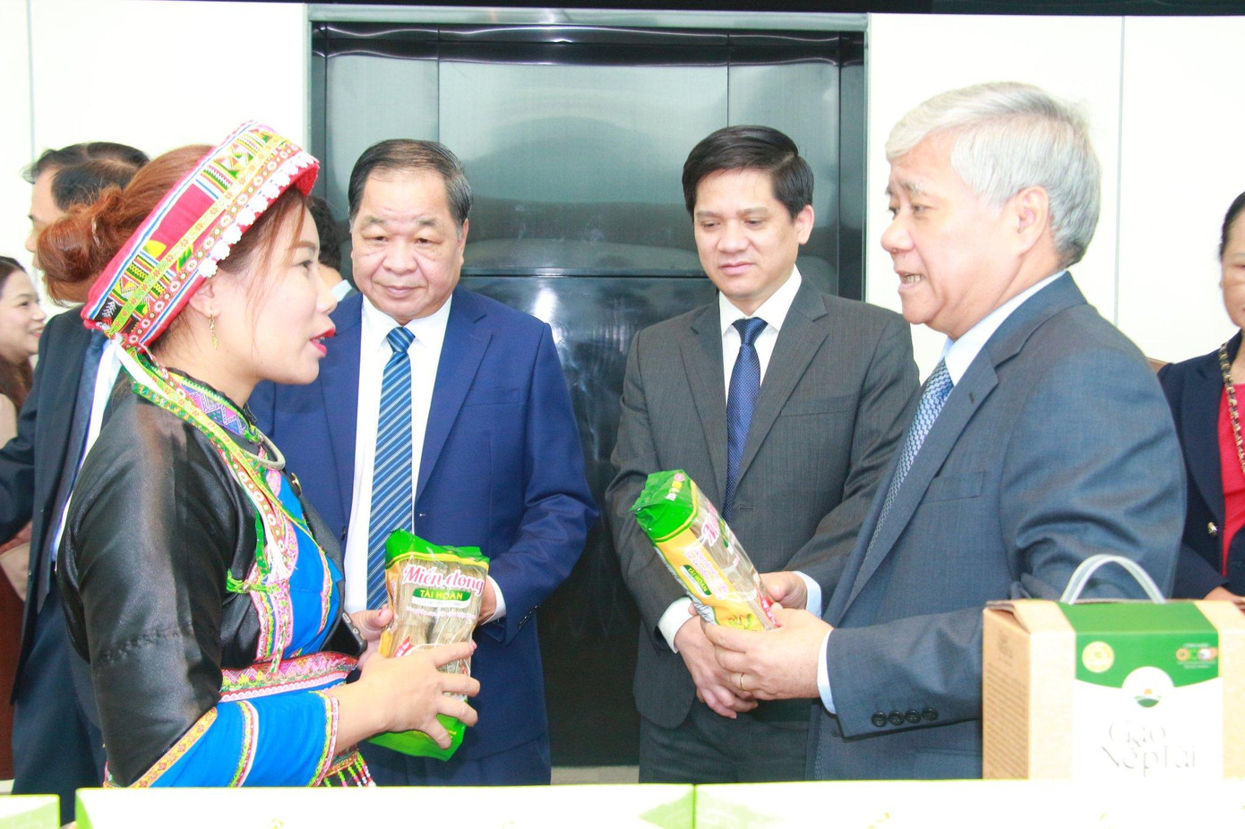 Ông Đỗ Văn Chiến, Chủ tịch Ủy ban Trung ương Mặt trận Tổ quốc Việt Nam (ngoài cùng bên phải) thăm gian hàng tại sự kiện Ông Đỗ Văn Chiến, Chủ tịch Ủy ban Trung ương Mặt trận Tổ quốc Việt Nam (ngoài cùng bên phải) thăm gian hàng tại sự kiện