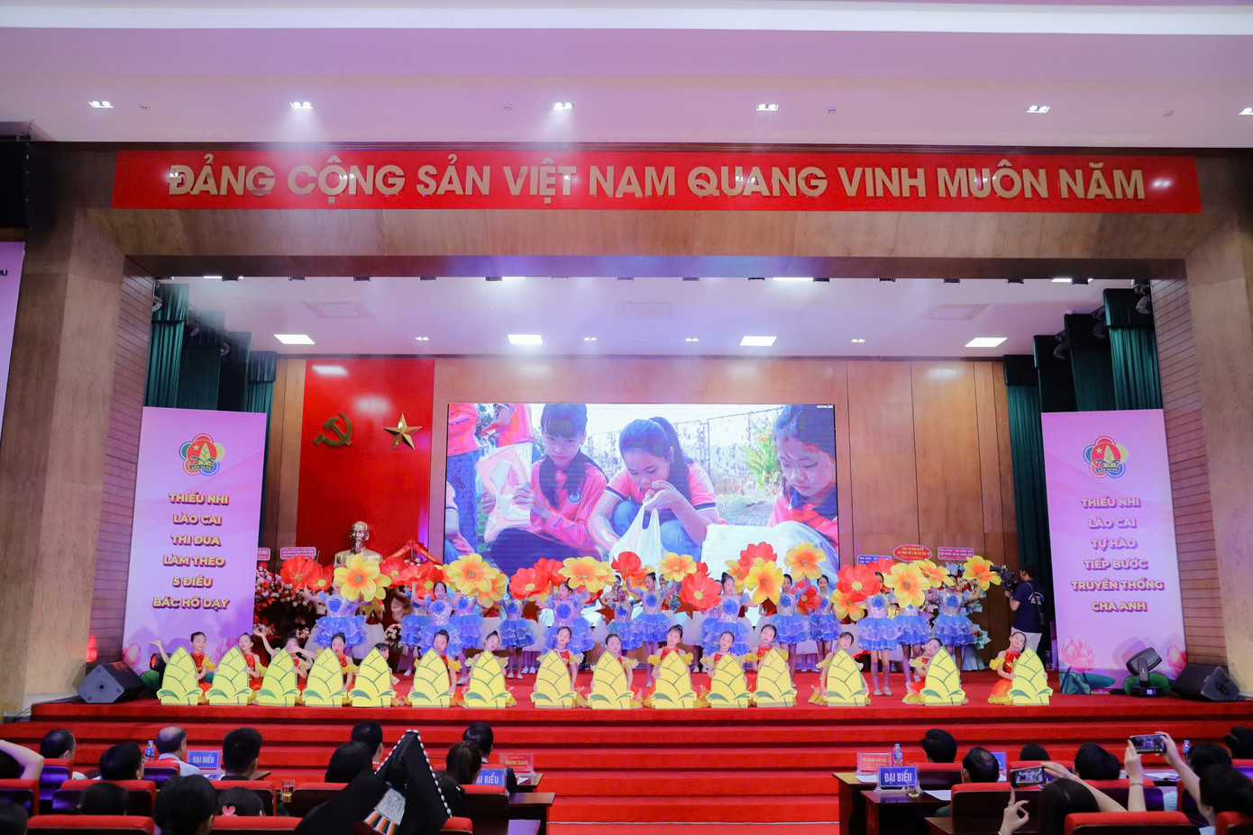 Các tiết mục văn nghệ tại Đại hội Cháu ngoan Bác Hồ tỉnh Lào Cai lần thứ VII, năm 2025 được tổ chức công phu. Các tiết mục văn nghệ tại Đại hội Cháu ngoan Bác Hồ tỉnh Lào Cai lần thứ VII, năm 2025 được tổ chức công phu.