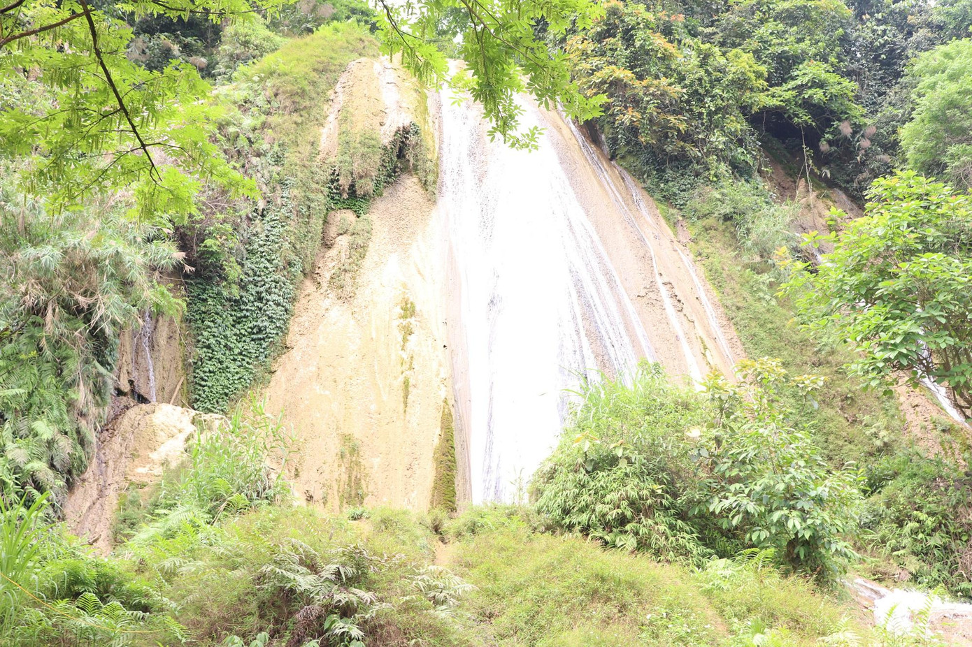 Ông Hà Văn Khương, Chủ tịch HĐQT Hợp tác xã Nông nghiệp và du lịch Tạt Nàng ở bản Phụ Mẫu cho biết, với người dân ở đây, thác Tạt Nàng đã gắn bó với đời sống văn hóa tinh thần của họ, là nơi các đôi tình nhân hò hẹn và cầu nguyện được ở bên nhau suốt đời. Ông Hà Văn Khương, Chủ tịch HĐQT Hợp tác xã Nông nghiệp và du lịch Tạt Nàng ở bản Phụ Mẫu cho biết, với người dân ở đây, thác Tạt Nàng đã gắn bó với đời sống văn hóa tinh thần của họ, là nơi các đôi tình nhân hò hẹn và cầu nguyện được ở bên nhau suốt đời.