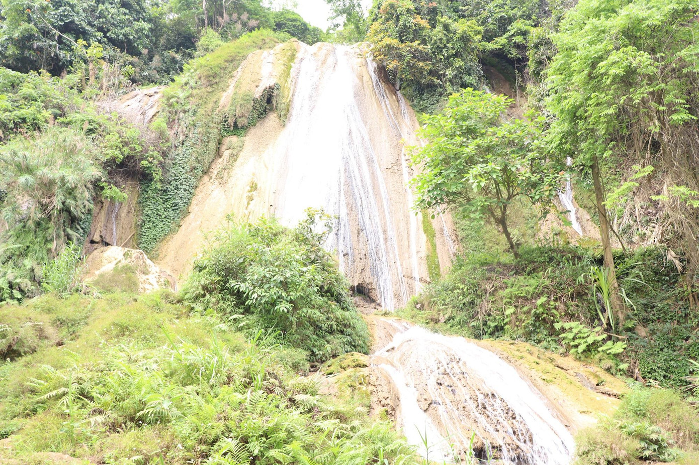 Tạt Nàng trong tiếng Thái nghĩa là “thác Nàng Tiên”. Thác nằm tại Bản Phụ Mẫu I, xã Chiềng Yên, huyện Vân Hồ, tỉnh Sơn La. Tạt Nàng trong tiếng Thái nghĩa là “thác Nàng Tiên”. Thác nằm tại Bản Phụ Mẫu I, xã Chiềng Yên, huyện Vân Hồ, tỉnh Sơn La.