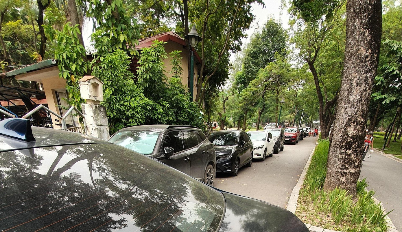 Ô tô được hướng dẫn đỗ ngang đường. Phần lớn người gửi xe xong rồi ra khu vực gần đó làm việc, không phải vào trong công viên. Ô tô được hướng dẫn đỗ ngang đường. Phần lớn người gửi xe xong rồi ra khu vực gần đó làm việc, không phải vào trong công viên.