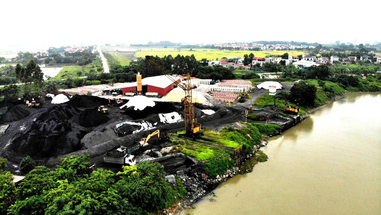 Bãi tập kết than khu vực sông Cầu không che đậy Bãi tập kết than khu vực sông Cầu không che đậy