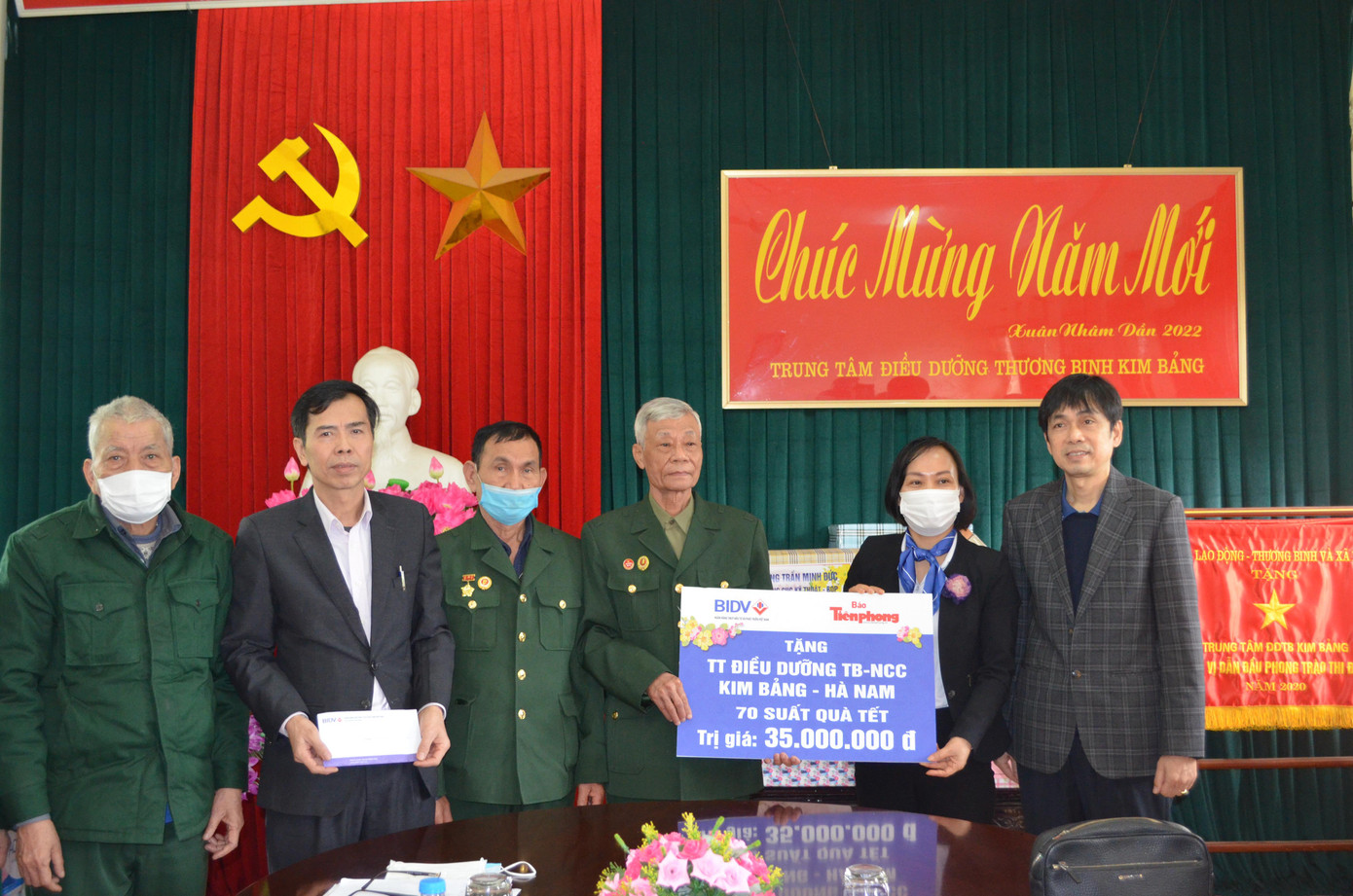 Tại Trung tâm Điều dưỡng thương binh Kim Bảng, đoàn công tác trao 70 suất quà Tết trị giá 35 triệu đồng. Tại Trung tâm Điều dưỡng thương binh Kim Bảng, đoàn công tác trao 70 suất quà Tết trị giá 35 triệu đồng.