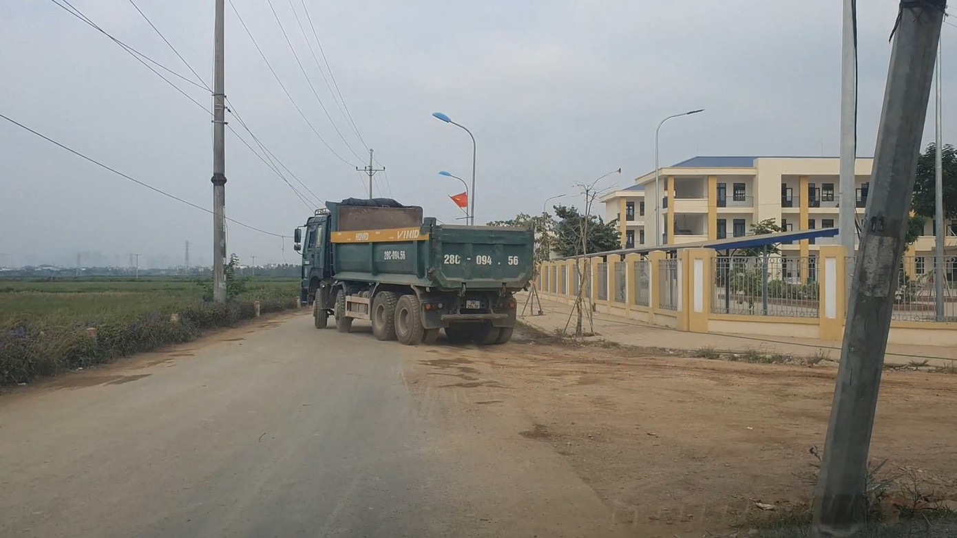 Đến đoạn thị trấn Thạch Bích, chiếc xe rẽ về xã Cao Viên (huyện Thanh Oai) và đổ đất tại dự án xây dựng trường Tiểu học Cao Viên. Những đoàn xe tải chở đất này chạy rầm rập chạy suốt từ Liên Sơn (Hòa Bình) qua địa phận huyện Chương Mỹ, huyện Ứng Hòa, Mỹ Đức, Thanh Oai nhưng dường như không gặp bất kỳ bóng dáng của lực lượng CSGT, Thanh tra giao thông kiểm tra, xử lý.