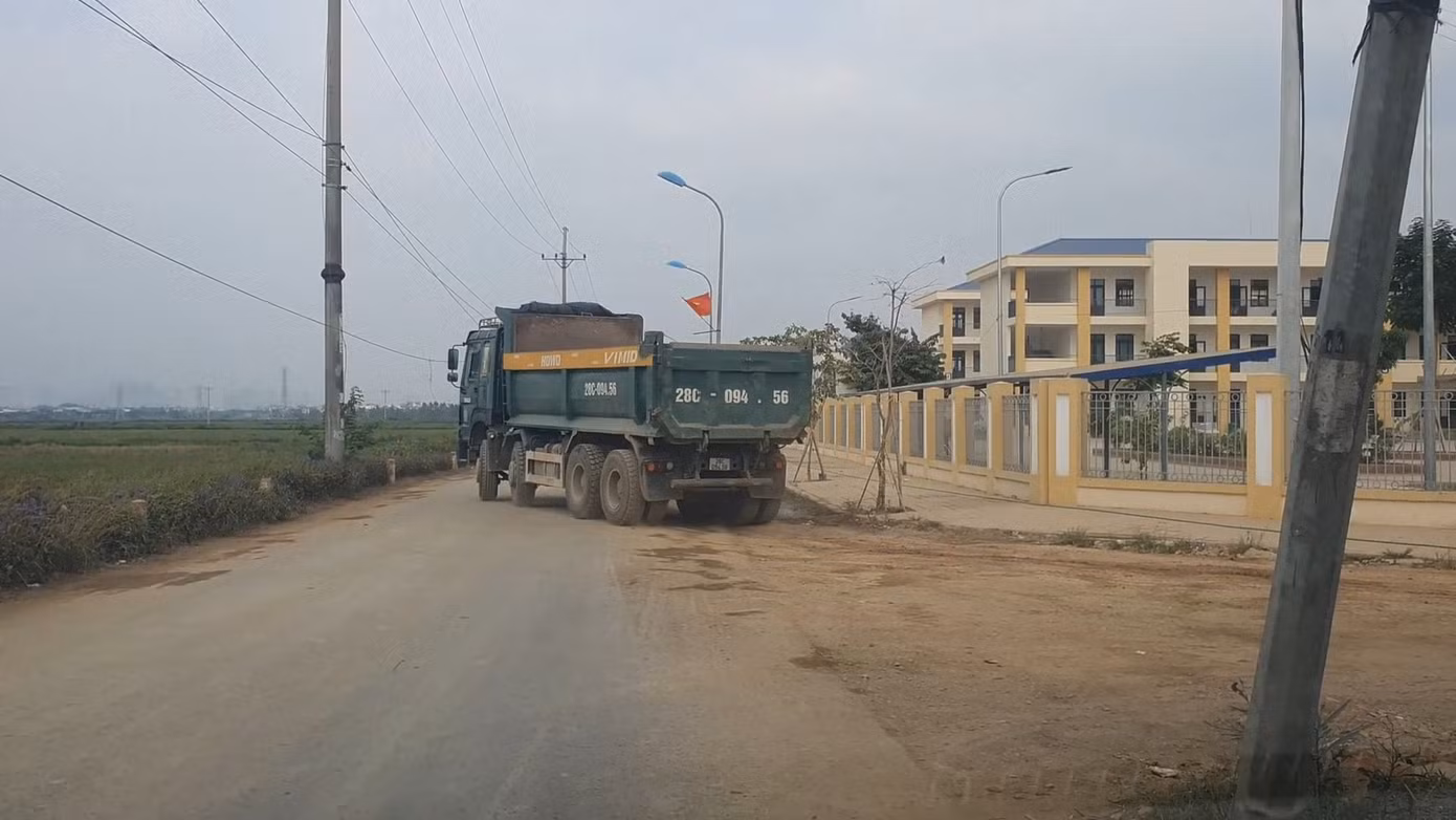Đến đoạn thị trấn Thạch Bích, chiếc xe rẽ về xã Cao Viên (huyện Thanh Oai) và đổ đất tại dự án xây dựng trường Tiểu học Cao Viên. Những đoàn xe tải chở đất này chạy rầm rập chạy suốt từ Liên Sơn (Hòa Bình) qua địa phận huyện Chương Mỹ, huyện Ứng Hòa, Mỹ Đức, Thanh Oai nhưng dường như không gặp bất kỳ bóng dáng của lực lượng CSGT, Thanh tra giao thông kiểm tra, xử lý.
