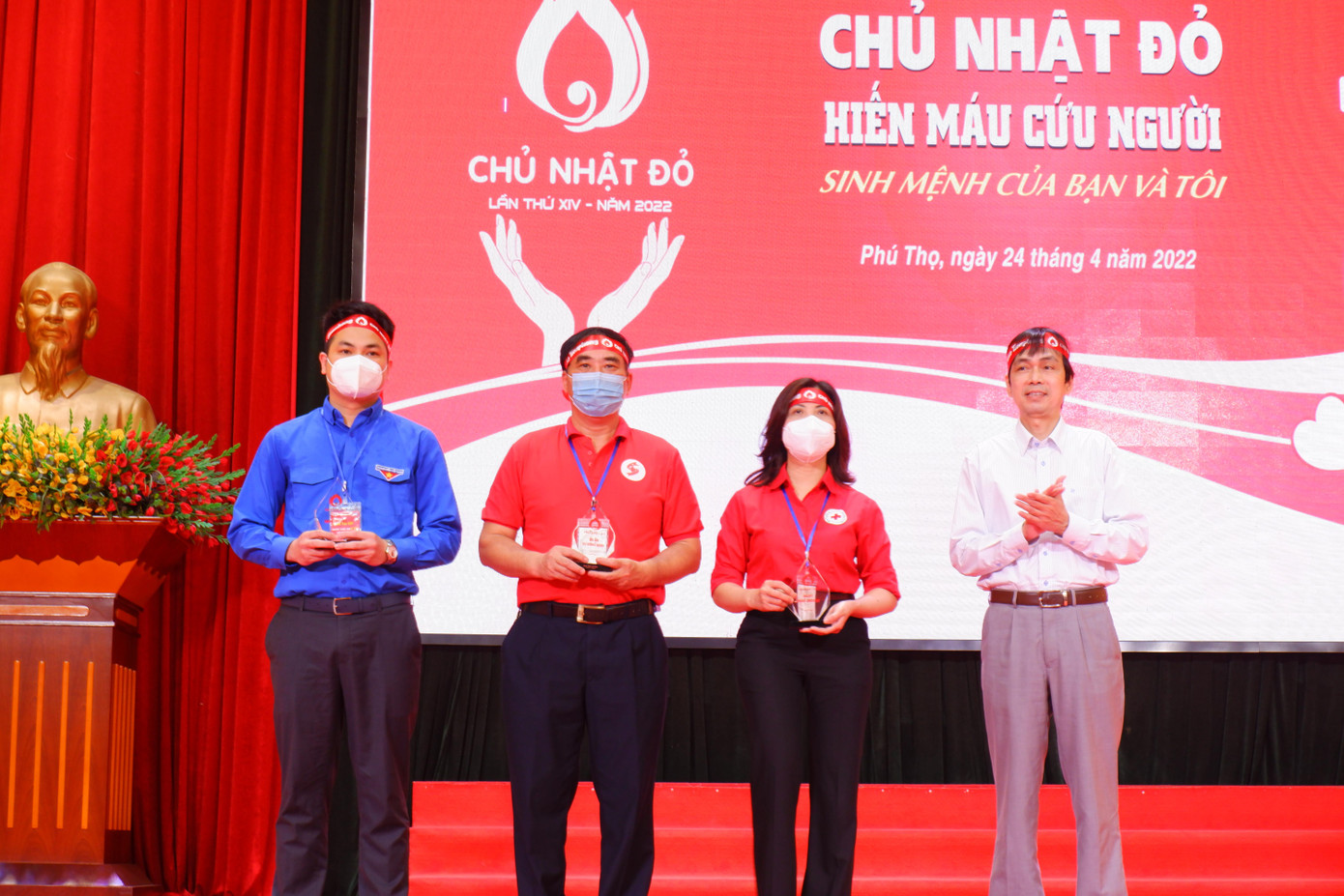 Trong khuôn khổ chương trình, Ban tổ chức đã tổ chức tuyên dương các tổ chức, cá nhân có thành tích đặc biệt trong phong trào hiến máu tình nguyện tại tỉnh Phú Thọ.