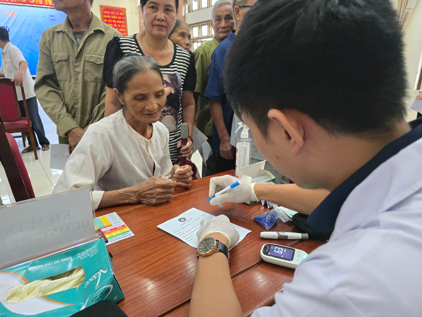 Cụ Nguyễn Thị Tý (80 tuổi) Khu Bể xã Minh Châu phấn khởi: “Tôi có mặt từ 6h. Ở đây, đường đi lại rất khó khăn, nhà neo người nên ít có điều kiện để đi khám bệnh. Từ khi được xã thông báo hôm nay có đoàn y, bác sĩ từ trung ương vào xã khám, phát thuốc miễn phí, bà con ai cũng vui mừng, phấn khởi chờ đến lượt để được khám&quot;.