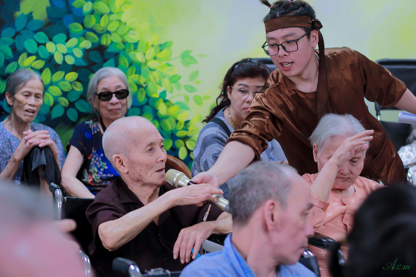 Cả chương trình đầy ắp tiếng vỗ tay, tiếng nói cười