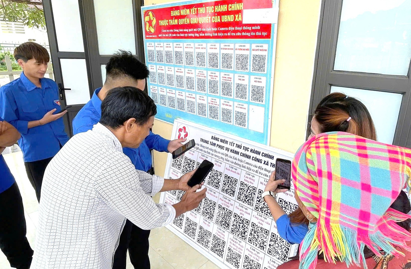 Người dân được hướng dẫn các thủ tục quét mã điện tử.