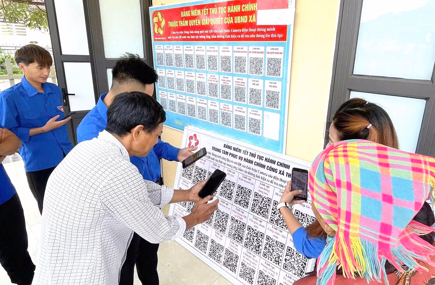 Người dân được hướng dẫn các thủ tục quét mã điện tử.