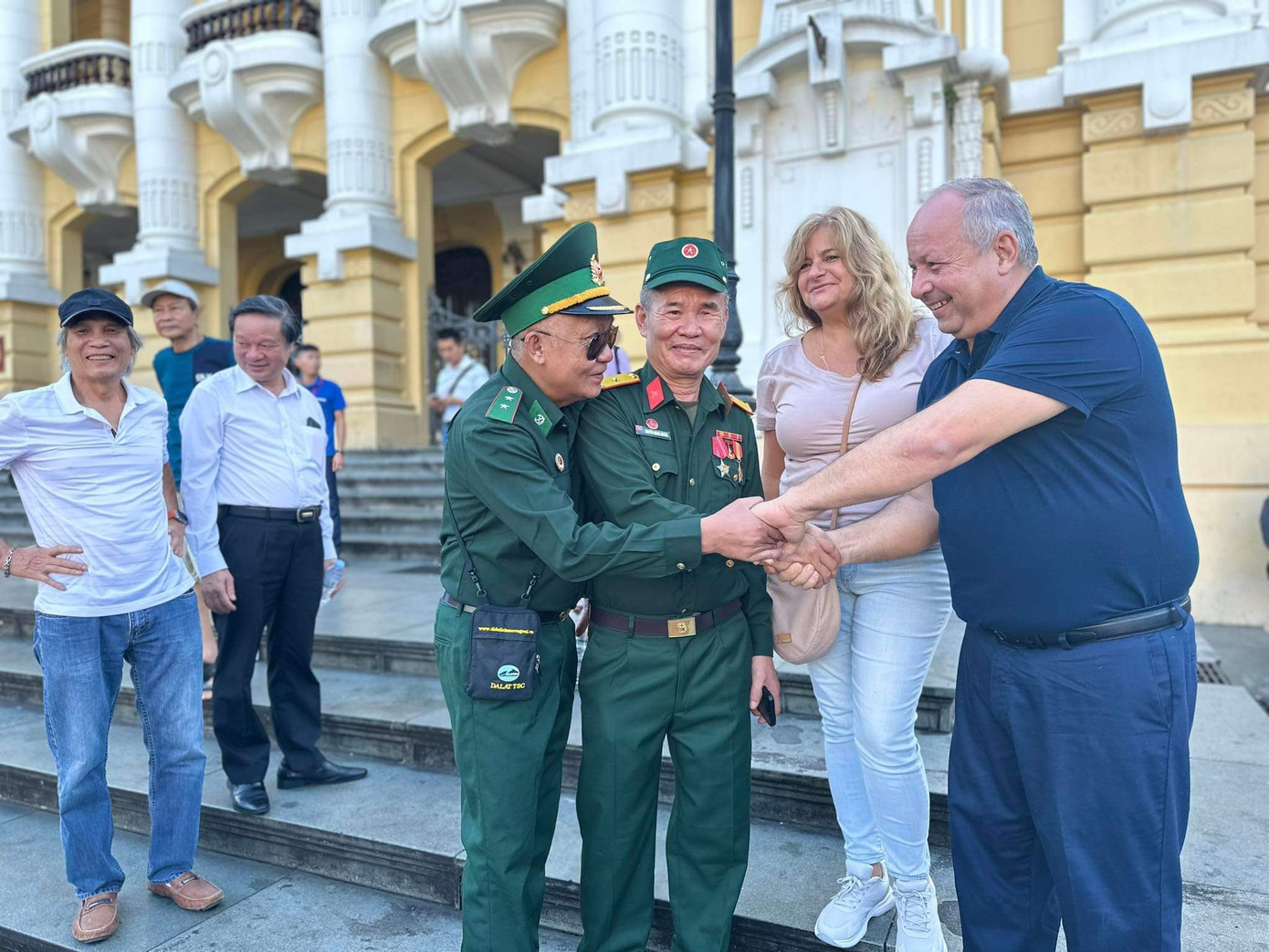 Trong những hoạt động này, có nhiều du khách nước ngoài tới xin chụp ảnh cùng những thương binh nặng. “Tôi thấy nhiều người bị thương rất nặng, họ hy sinh một phần cơ thể của mình để bảo vệ đất nước. Tôi rất khâm phục tinh thần chiến đấu ấy. Hôm nay, khi thấy nhiều người dù cơ thể không lành lặn nhưng vẫn cười tươi, tôi lại càng khâm phục họ hơn”, ông Roger Franklin (54 tuổi, sống tại bang Texas, Mỹ) chia sẻ.