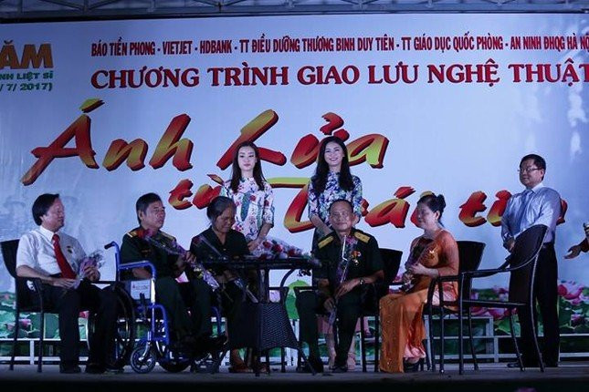 Xen kẽ trong buổi giao lưu là các tiết mục nghệ thuật do các nghệ sỹ chuyên nghiệp biểu diễn. Xen kẽ trong buổi giao lưu là các tiết mục nghệ thuật do các nghệ sỹ chuyên nghiệp biểu diễn.