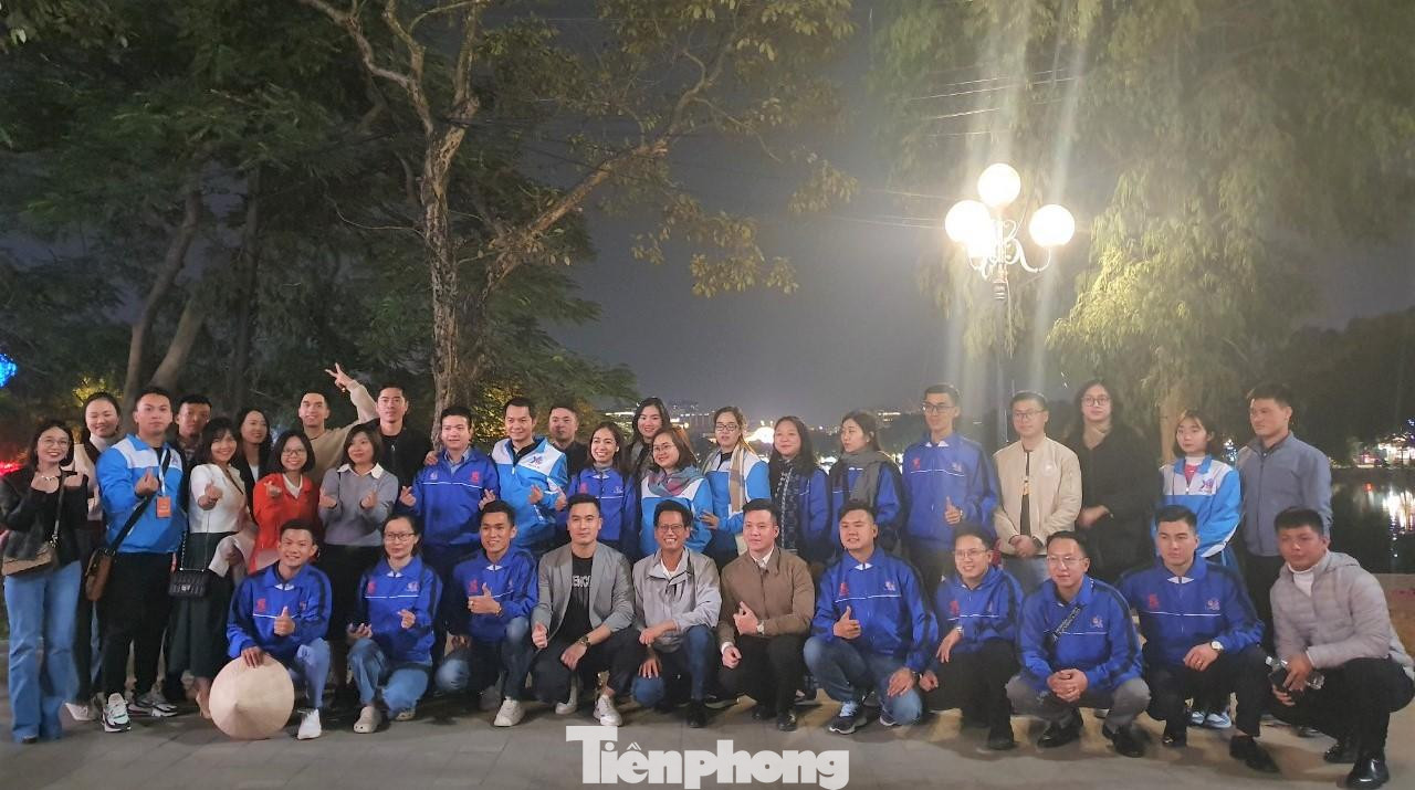 Thông qua hoạt động này, nhiều đại biểu hiểu hơn về văn hóa, con người ở Thủ đô Hà Nội Thông qua hoạt động này, nhiều đại biểu hiểu hơn về văn hóa, con người ở Thủ đô Hà Nội