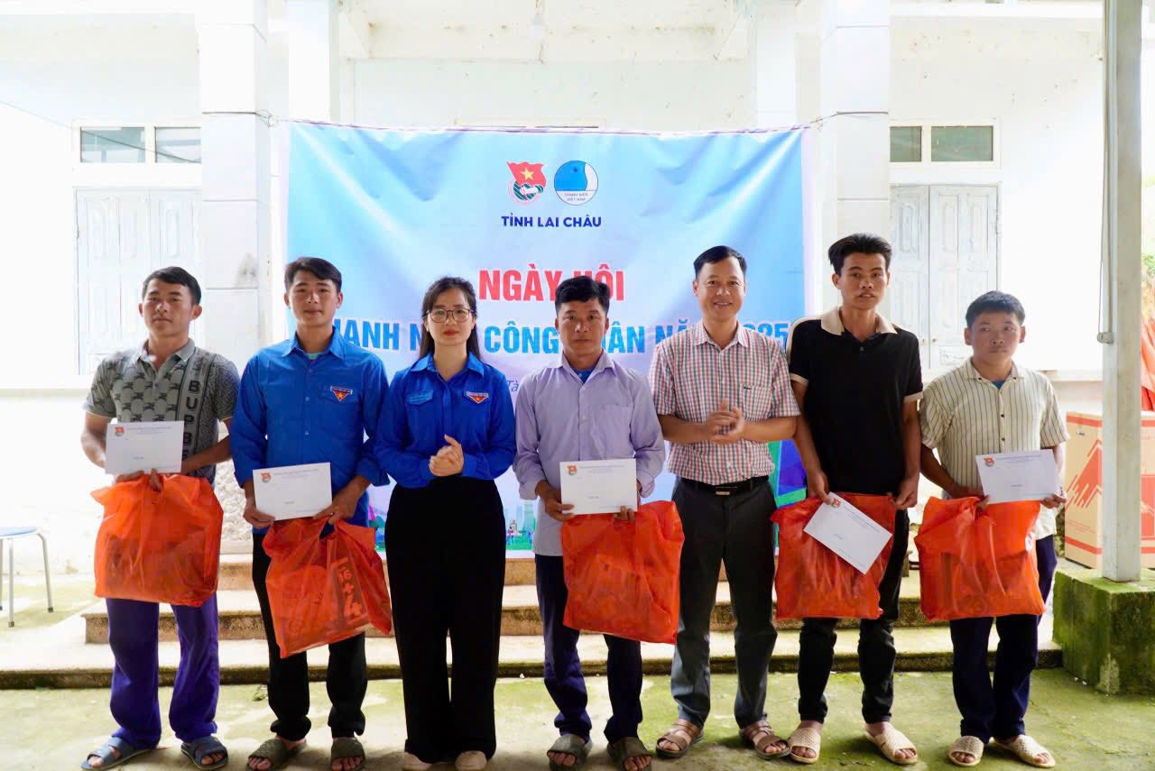 Chị Vừ Thị Mai Dinh - Phó Bí thư Thường trực Tỉnh Đoàn, Chủ tịch Hội LHTN Việt Nam tỉnh Lai Châu trao quà cho công nhân, lao động có hoàn cảnh đặc biệt.