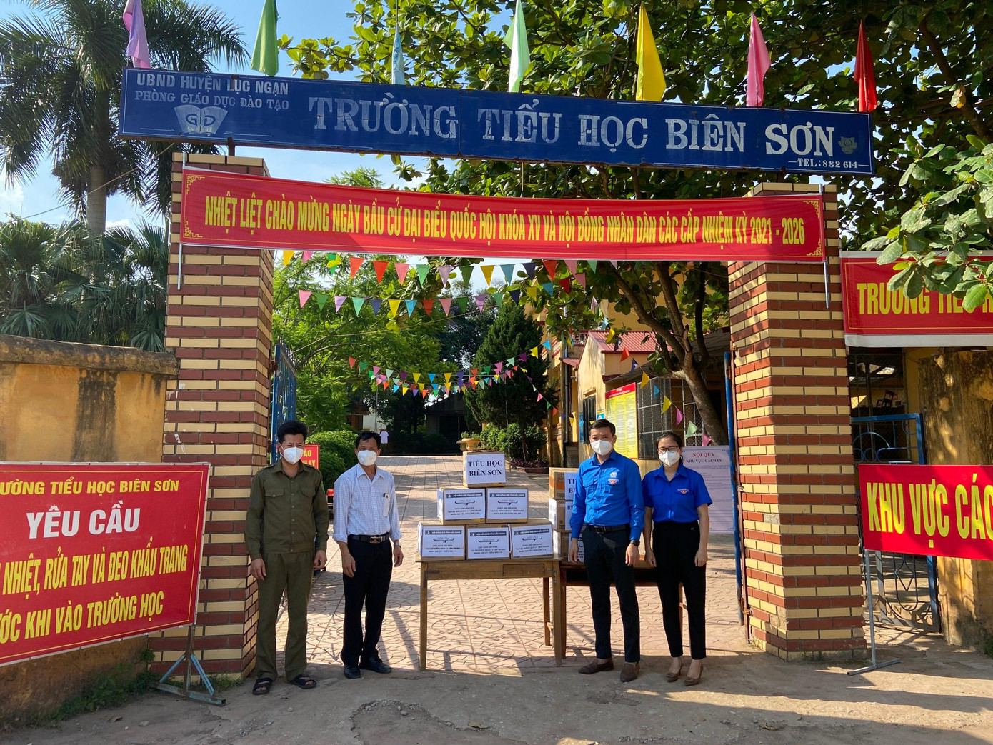 Đại diện Hội đồng Đội tỉnh đã tổ chức đến thăm, động viên và tặng quà cho thiếu nhi đang cách ly. Ảnh chụp tại điểm cách ly tập trung đóng tại trường tiểu học Biên Sơn (huyện Lục Ngạn).