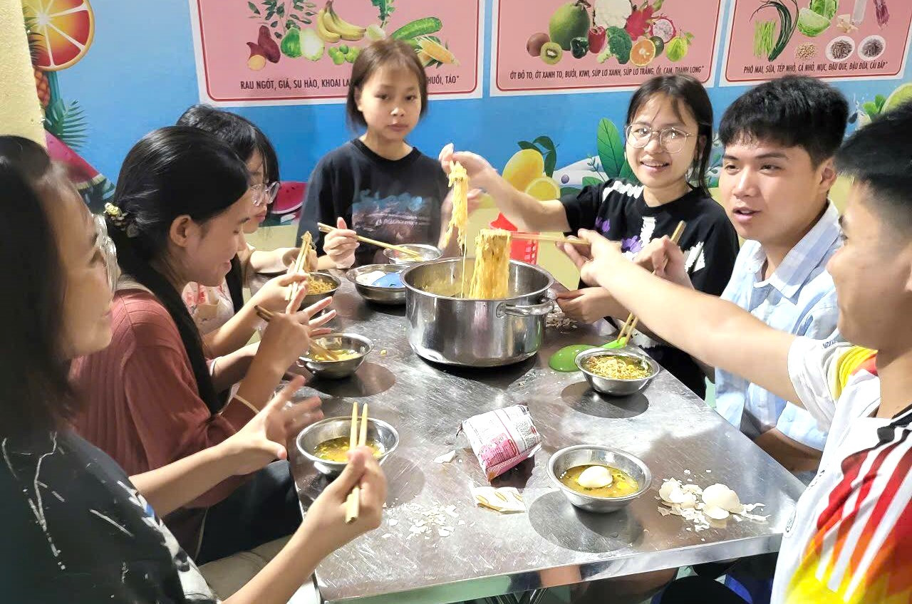 Những tô mì nóng hổi không chỉ làm ấm bụng mà còn tiếp thêm tinh thần, niềm tin và động lực cho các em học sinh.