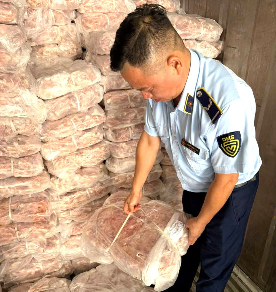 Lực lượng Quản lý thị trường Lào Cai phát hiện 1,5 tấn chân gà đông lạnh không rõ nguồn gốc xuất xứ.