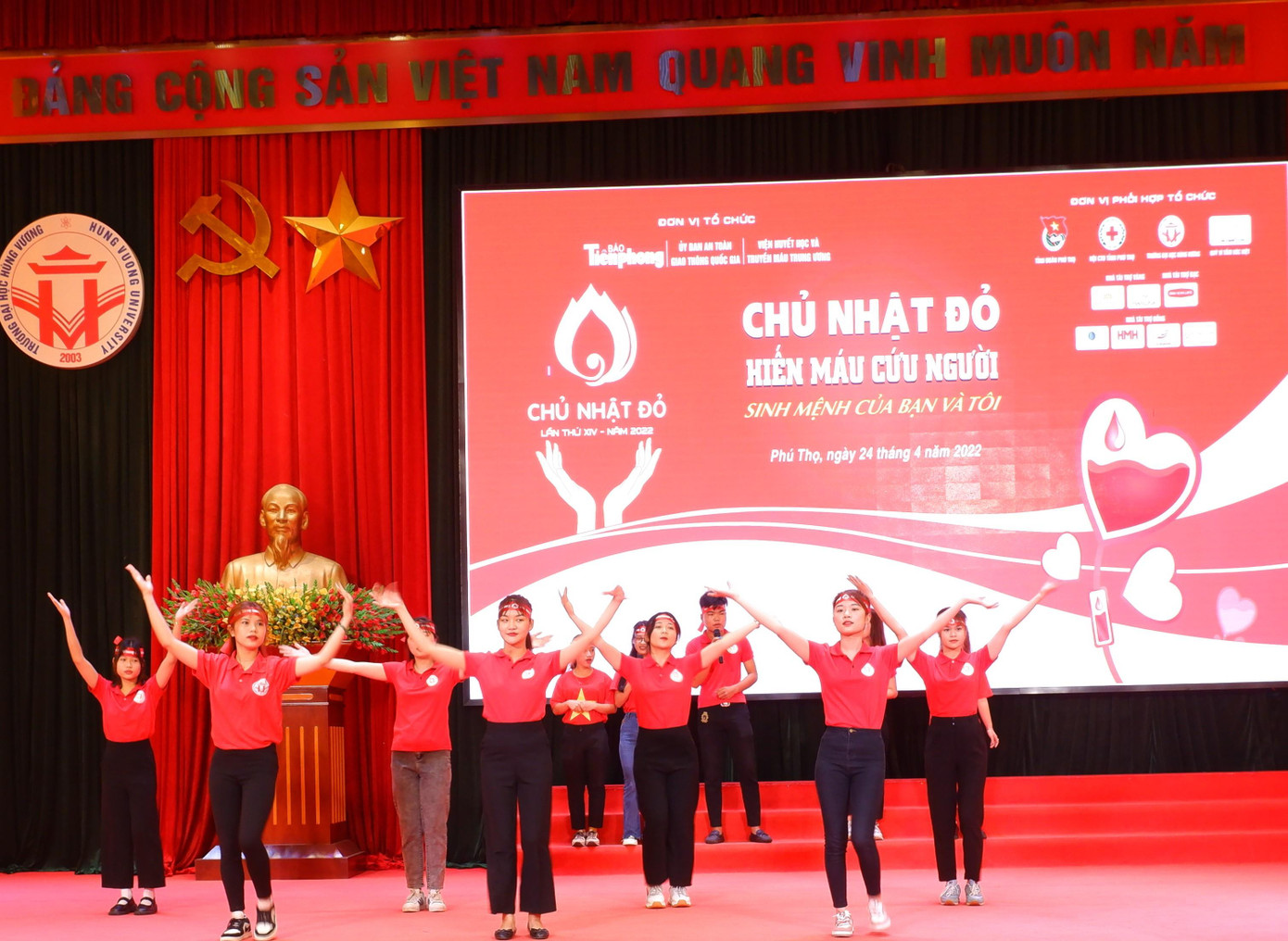 Cùng với thanh niên, sinh viên cả nước, phong trào hiến máu tình nguyện tại trường ĐH Hùng Vương đã thu hút đông đảo sinh viên, cán bộ nhà trường tham gia đóng góp phần nhỏ bé của bản thân cứu sống người bệnh.