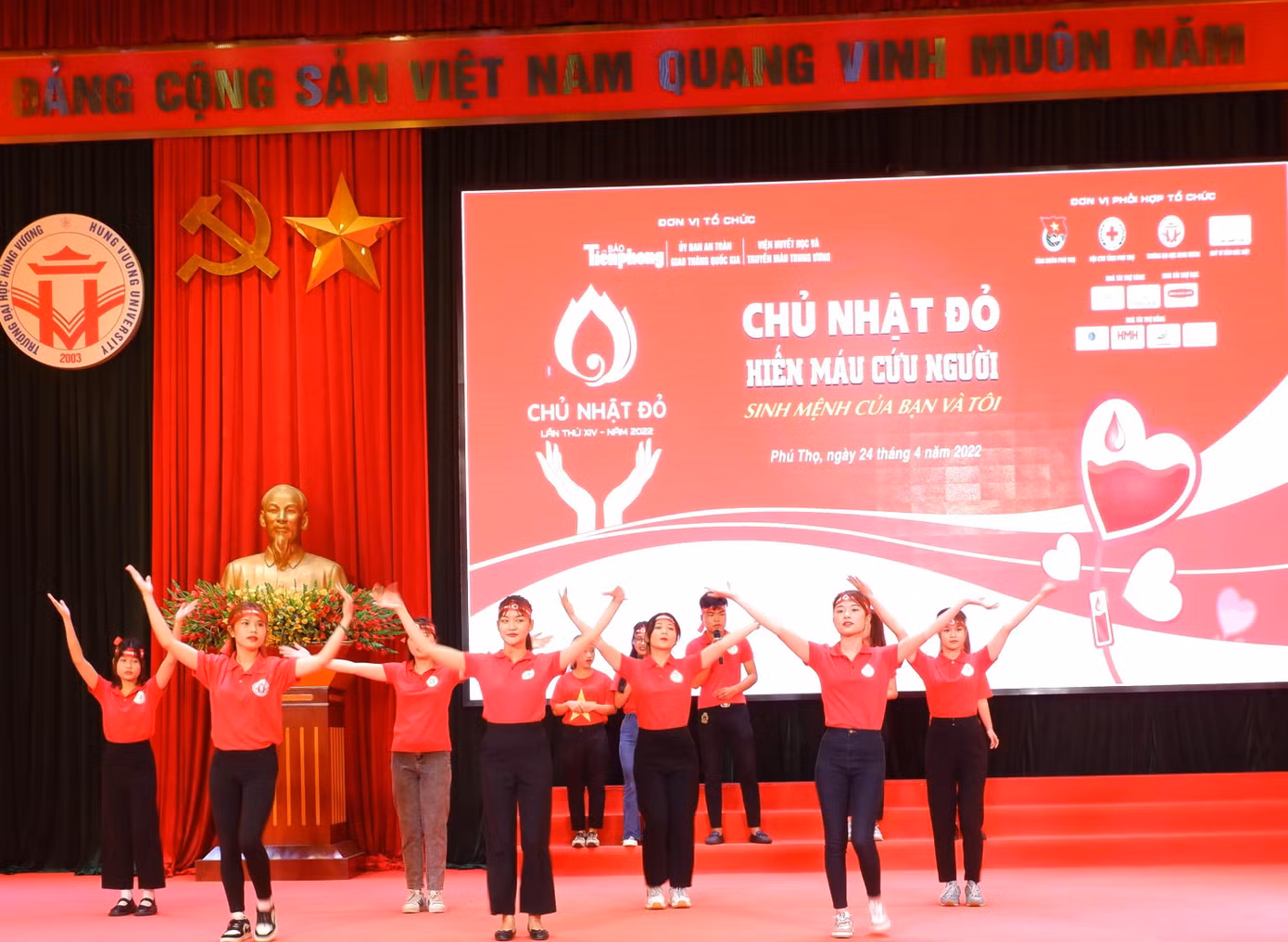 Cùng với thanh niên, sinh viên cả nước, phong trào hiến máu tình nguyện tại trường ĐH Hùng Vương đã thu hút đông đảo sinh viên, cán bộ nhà trường tham gia đóng góp phần nhỏ bé của bản thân cứu sống người bệnh.