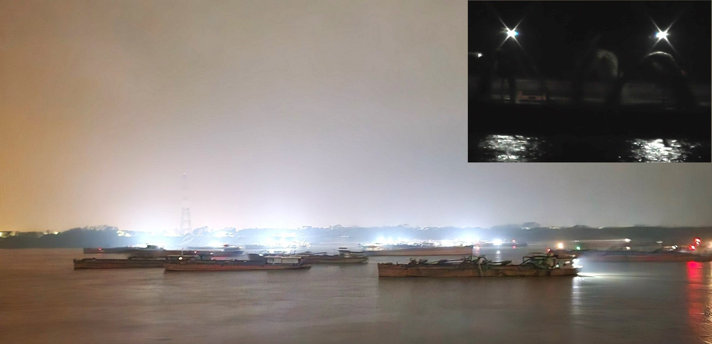 Dưới ánh đèn mờ ảo, những ống hút cỡ lớn như những vòi rồng đang gầm rú xối xả phun nước lẫn cát lên. Ảnh Long Vân