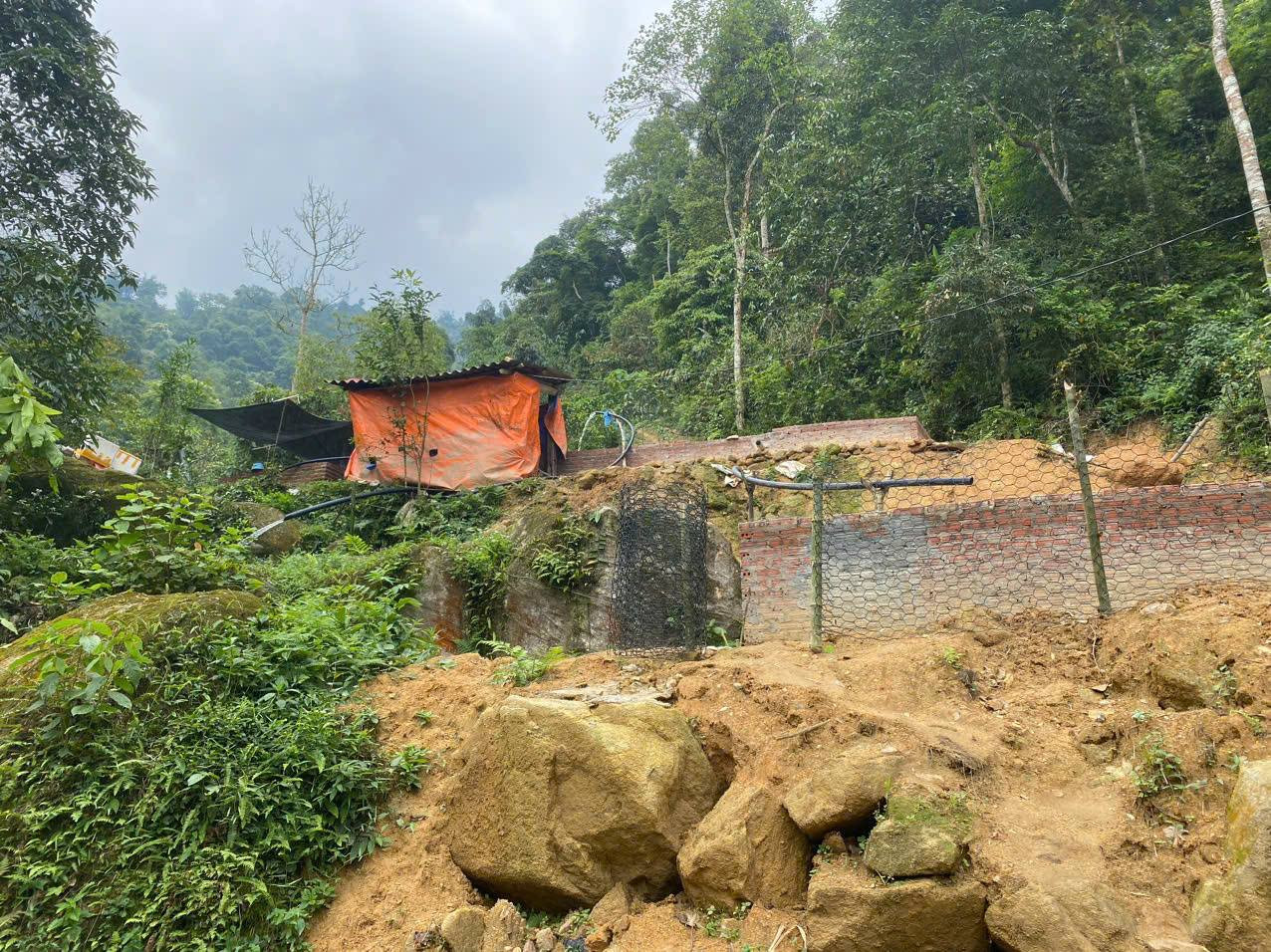 Các hộ dân thôn Tả Hồ, xã Cốc San đã được di chuyển đến nơi an toàn trước nguy cơ sạt lở đất. Ảnh: Tống Huệ