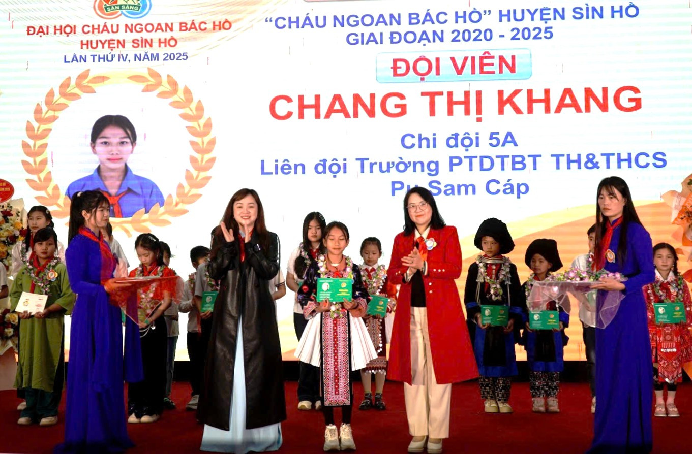 Để ghi nhận thành tích và tuyên dương các đại biểu cháu ngoan Bác Hồ, Hội đồng Đội huyện Sìn Hồ trao tặng chứng nhận đạt danh hiệu Cháu ngoan Bác Hồ cấp huyện năm 2025 Để ghi nhận thành tích và tuyên dương các đại biểu cháu ngoan Bác Hồ, Hội đồng Đội huyện Sìn Hồ trao tặng chứng nhận đạt danh hiệu Cháu ngoan Bác Hồ cấp huyện năm 2025