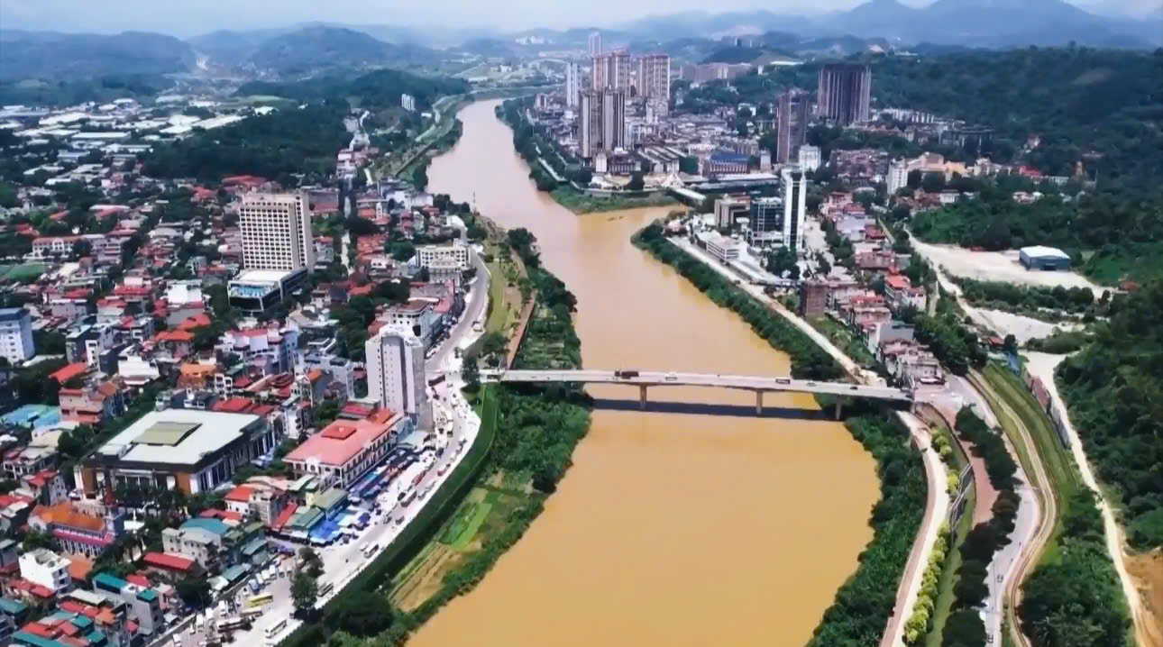 Sông Hồng địa phận thành phố Lào Cai. Ảnh N.H Sông Hồng địa phận thành phố Lào Cai. Ảnh N.H