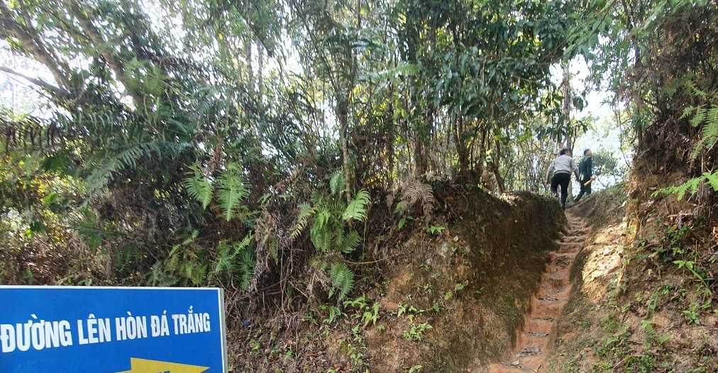 Con đường nhỏ từ đường tuần tra biên giới lên hòn đá trắng