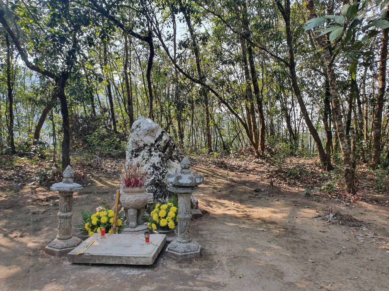 Hòn đá trắng nằm cách biên giới cách biên giới Việt - Trung chưa đầy 1m.