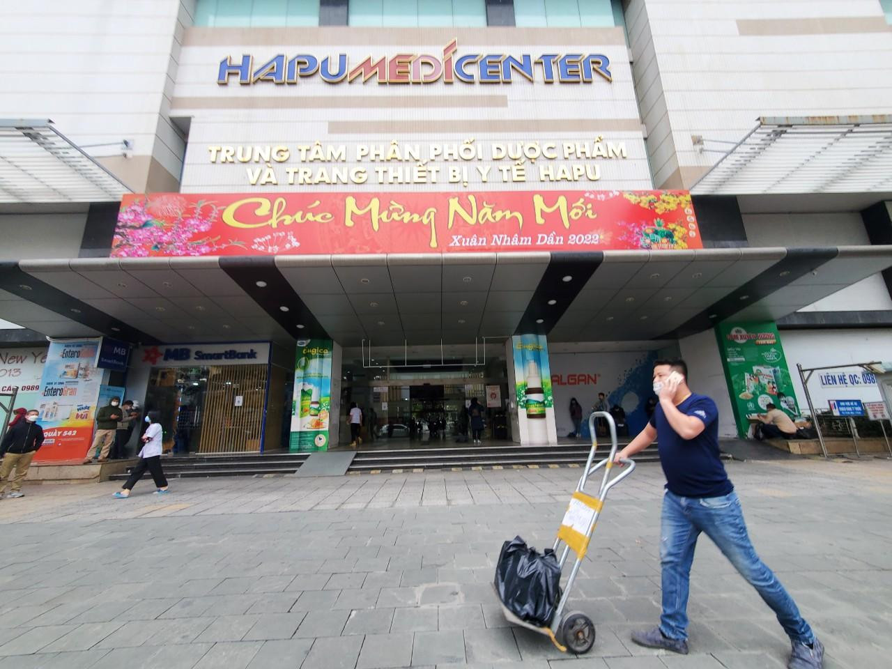 Chủ động nhắn tin cho tài khoản tên H. N., chúng tôi được báo giá 2,2 triệu đồng/lọ thuốc kháng virus Molnupiravir 200mg MOLAZ (xuất xứ Ấn Độ). Để cam kết hàng chuẩn, H.N. gửi kèm hình ảnh một đoạn trò chuyện nhóm thể hiện thuốc có hiệu quả. H. N. hướng dẫn chúng tôi đến chợ thuốc Hapulico (trên đường Vũ Trọng Phụng, quận Thanh Xuân, Hà Nội) để xem hàng. Chủ động nhắn tin cho tài khoản tên H. N., chúng tôi được báo giá 2,2 triệu đồng/lọ thuốc kháng virus Molnupiravir 200mg MOLAZ (xuất xứ Ấn Độ). Để cam kết hàng chuẩn, H.N. gửi kèm hình ảnh một đoạn trò chuyện nhóm thể hiện thuốc có hiệu quả. H. N. hướng dẫn chúng tôi đến chợ thuốc Hapulico (trên đường Vũ Trọng Phụng, quận Thanh Xuân, Hà Nội) để xem hàng.