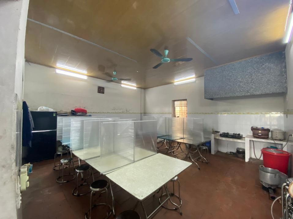 Bếp ăn của công nhân được luôn sạch sẽ, thoáng mát, bàn ăn được bố trí vách ngăn