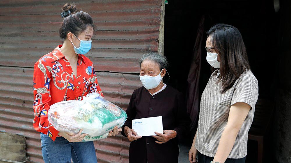 Đoàn cũng đến trao quà trực tiếp cho những người có hoàn cảnh khó khăn ở phường Phúc Xá.