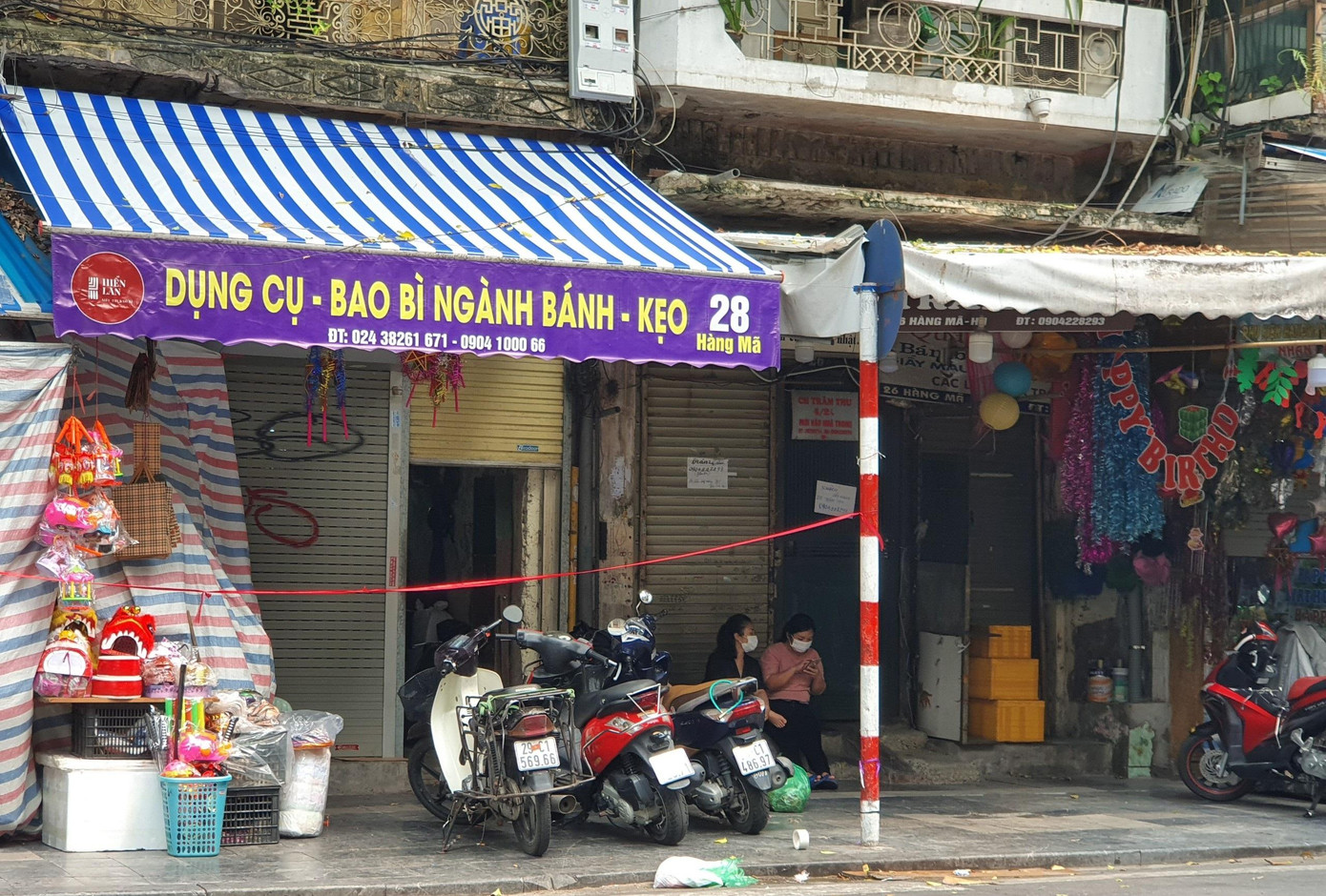 Lác đác có cửa hàng hé mở, một số cửa hàng khác chuyển sang bán online. "Đồ chơi không phải mặt hàng thiết yếu, dù có đăng lên mạng để quảng cáo, giới thiệu nhưng không thể vận chuyển, bán buôn về các tỉnh", một chủ cửa hàng trên phố Hàng Mã cho hay.