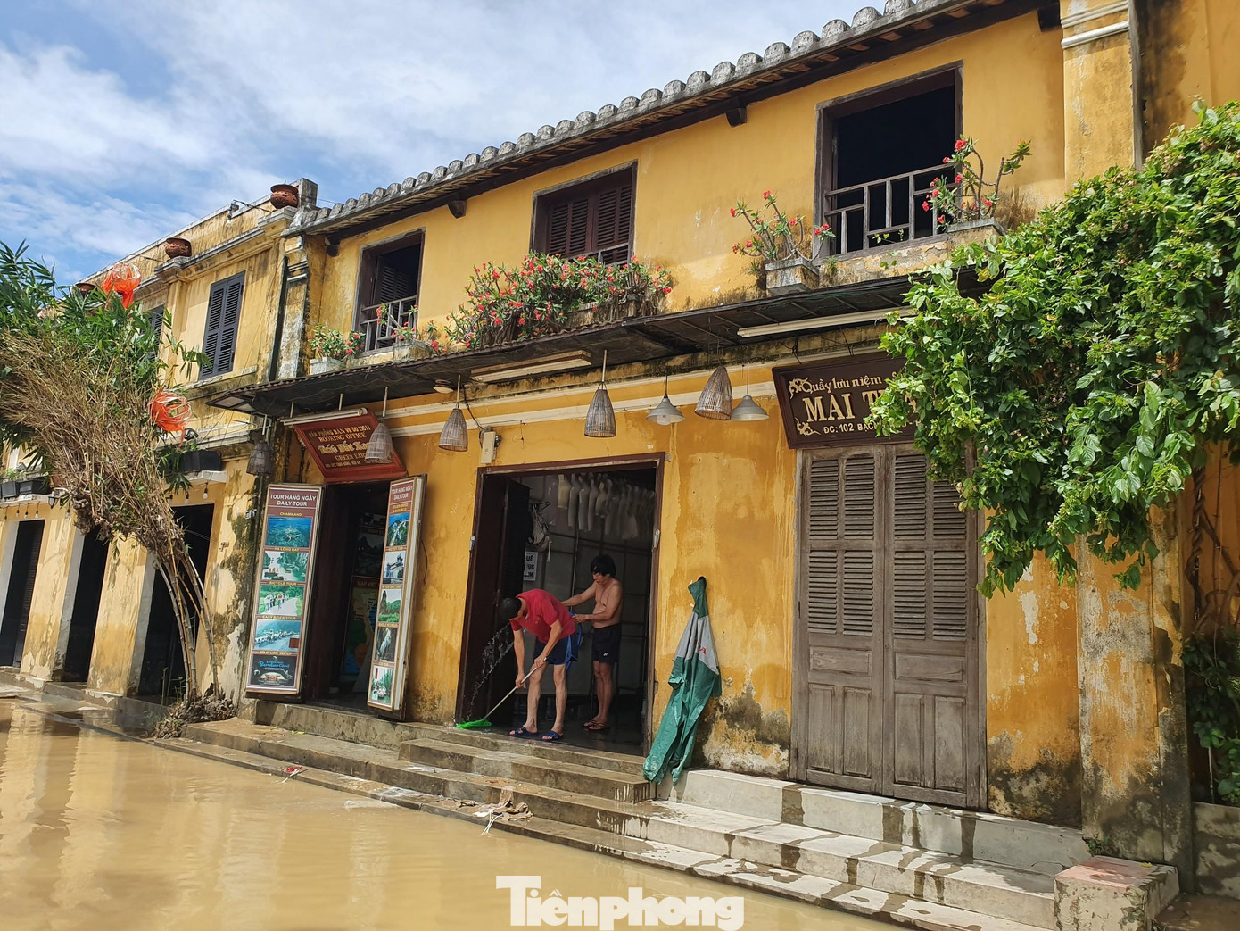 Trên tuyến phố Bạch Đằng nước vẫn còn ngập khoảng 50 cm.