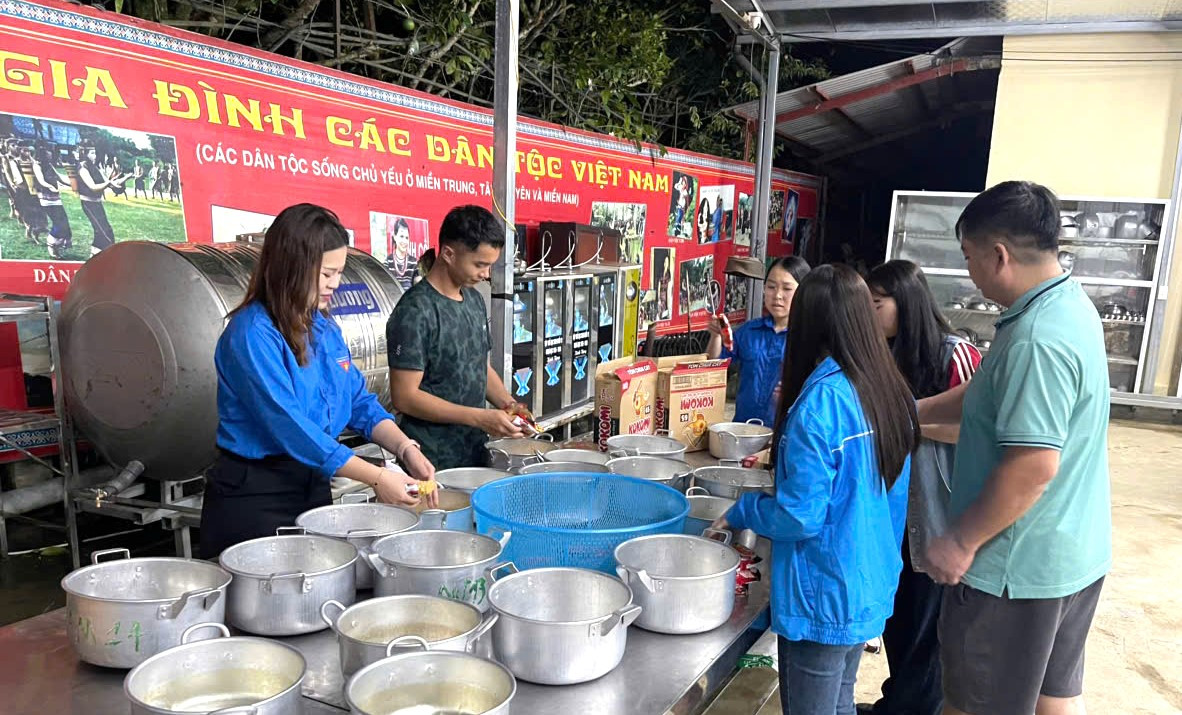 ...nấu mì cho học sinh.