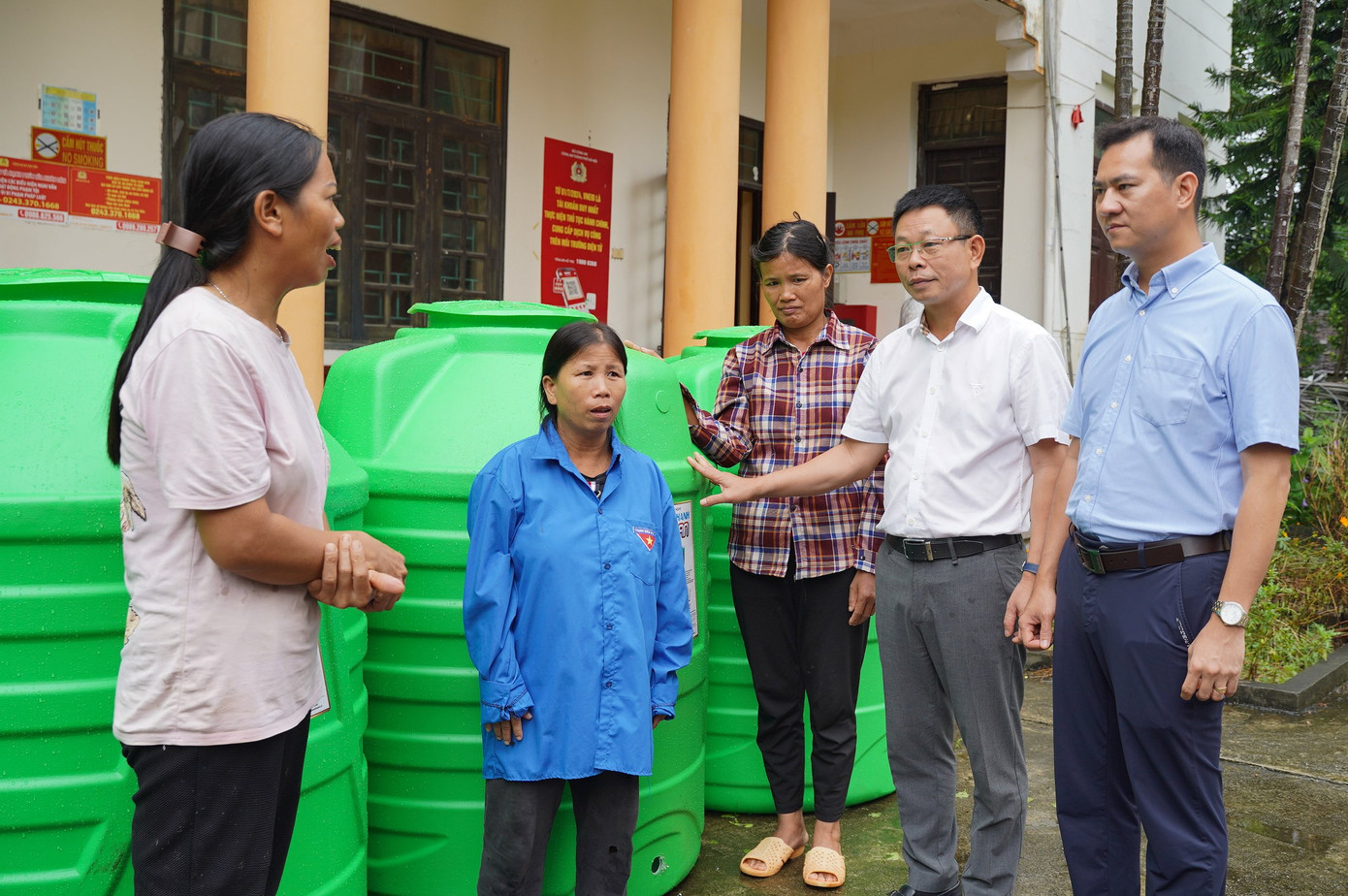 Chị Đỗ Thị Thắm, xóm Khúc Bằng, thôn Việt An xã Tân Tiến gửi lời cảm ơn đoàn công tác đã quan tâm đến người dân vùng lũ trong thời điểm khó khăn này Chị Đỗ Thị Thắm, xóm Khúc Bằng, thôn Việt An xã Tân Tiến gửi lời cảm ơn đoàn công tác đã quan tâm đến người dân vùng lũ trong thời điểm khó khăn này