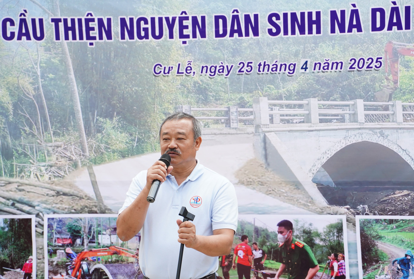 Trong ảnh là ông Nguyễn Nam Hà, người được mệnh danh là "thần cầu", phụ trách nhóm Nhịp cầu Hạnh phúc, chuyên xây dựng các cây cầu thiện nguyện ở các vùng khó khăn. Ông Hà cho hay, cầu Nà Dài - Bình Anh có sự kết nối rất nhiệt tình của Báo Tiền Phong, sự ủng hộ của Công ty TNHH Phát triển Công nghệ điện tử Bình Anh (BA GPS) và các nhà hảo tâm. Ngoài ra, việc bà con nhân dân, đoàn viên, thanh niên trong xã Cư Lễ thường xuyên hỗ trợ công trường đã giúp việc công trình đảm bảo yêu cầu kỹ thuật và tiến độ.