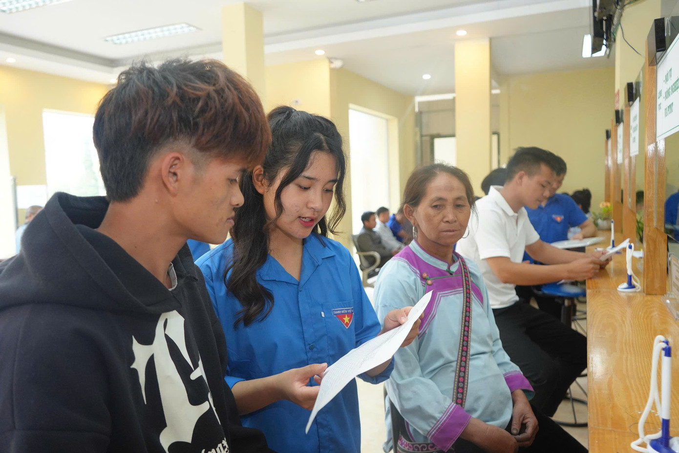 Ngoài việc hướng dẫn thao tác, các bạn trẻ còn tích cực cài đặt ứng dụng, tạo tài khoản định danh điện tử và tuyên truyền lợi ích của việc sử dụng dịch vụ công trực tuyến đến từng hộ dân.