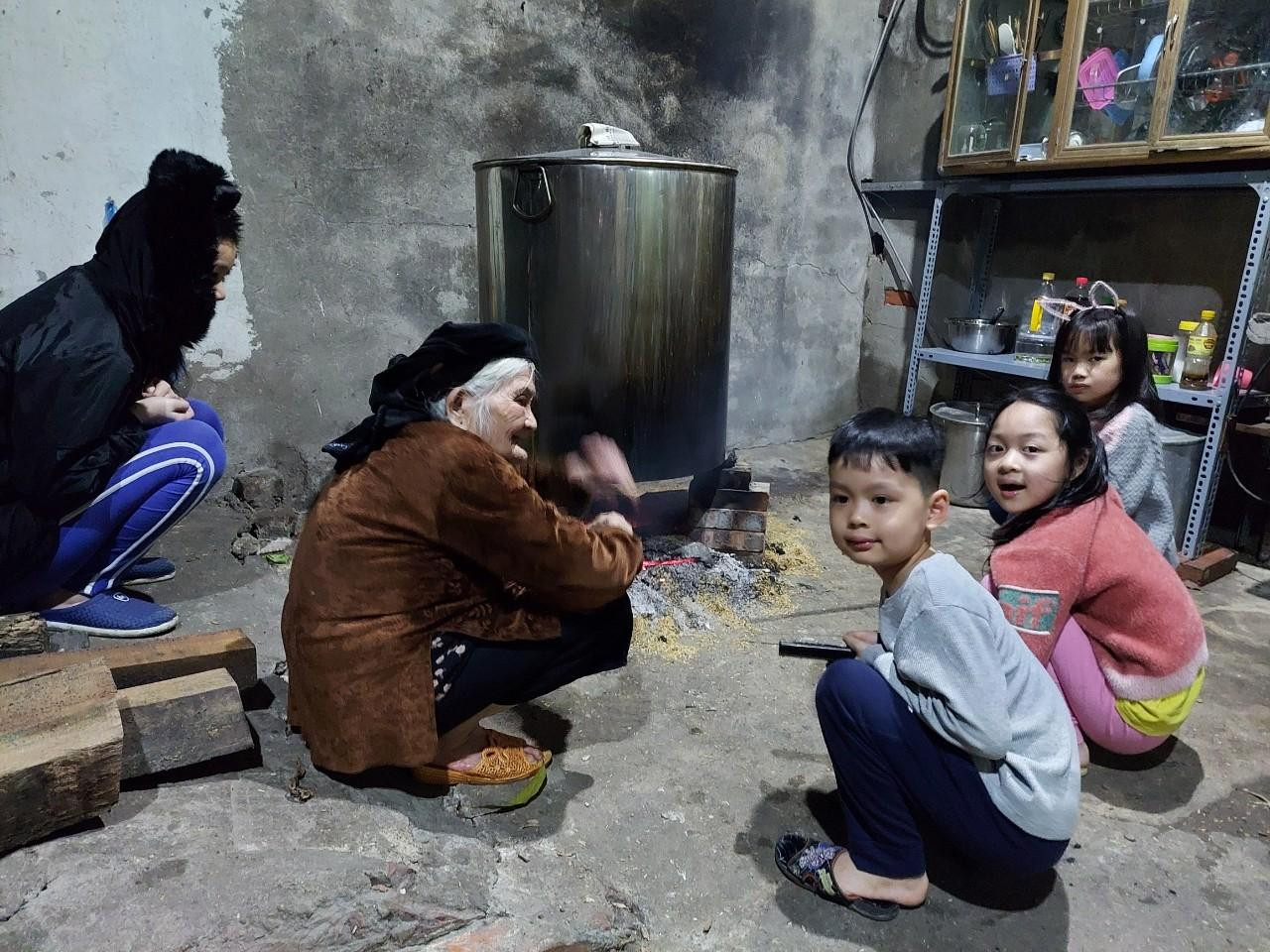 Khi bếp củi đỏ lửa cũng là lúc mấy đứa nhỏ xúm xít thổi lửa, háo hức nướng khoai.