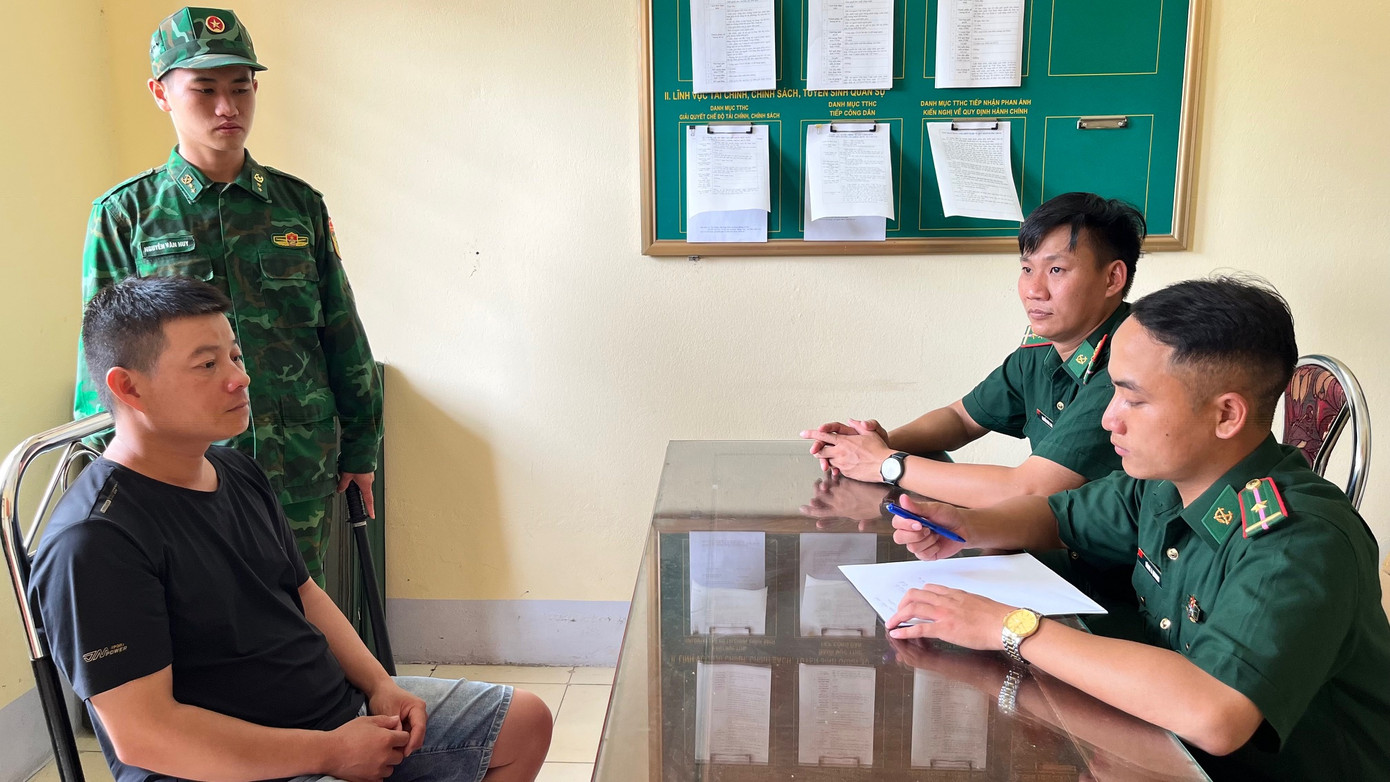 Lực lượng Bộ đội biên phòng lấy lời khai đối tượng. Lực lượng Bộ đội biên phòng lấy lời khai đối tượng.