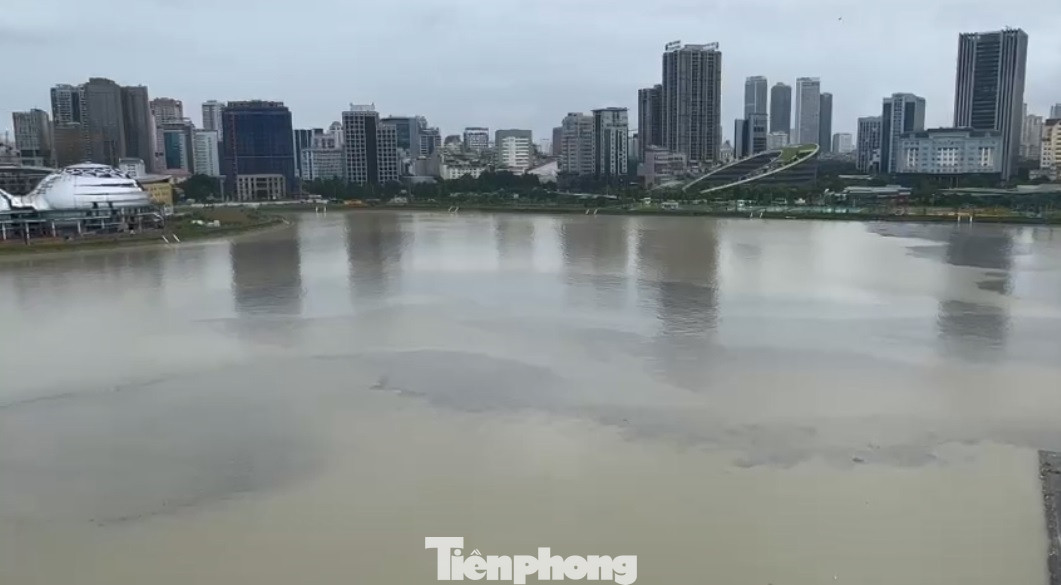 Cả hồ điều hoà loang lổ nước thải đen kịt