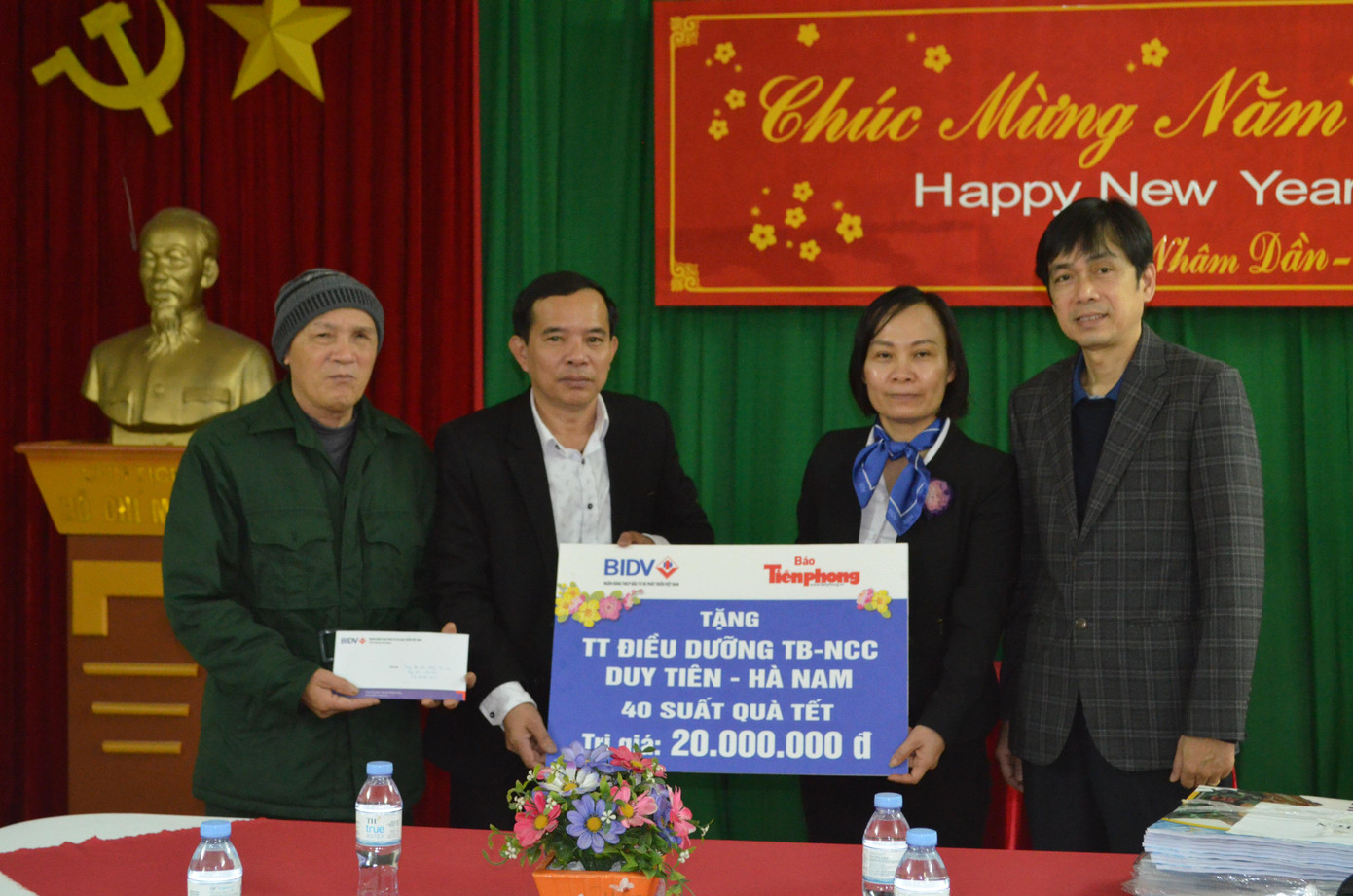 Tại Trung tâm Điều dưỡng Thương bình người có công Duy Tiên, đoàn công tác trao tặng 40 suất quà Tết trị giá 20 triệu đồng cho thương bệnh binh tại đây. "Đây là món quà nhỏ mong các bác thương bệnh binh đón Tết đầm ấm, vui vẻ, mạnh khỏe để những năm tới được tiếp tục về thăm”, bà Bình nói và cho biết thêm, ngoài hoạt động này, năm nay ngân hàng BIDV đã tặng 65.000 phần quà cho người nghèo ở khắp cả nước. Tại Trung tâm Điều dưỡng Thương bình người có công Duy Tiên, đoàn công tác trao tặng 40 suất quà Tết trị giá 20 triệu đồng cho thương bệnh binh tại đây. "Đây là món quà nhỏ mong các bác thương bệnh binh đón Tết đầm ấm, vui vẻ, mạnh khỏe để những năm tới được tiếp tục về thăm”, bà Bình nói và cho biết thêm, ngoài hoạt động này, năm nay ngân hàng BIDV đã tặng 65.000 phần quà cho người nghèo ở khắp cả nước.