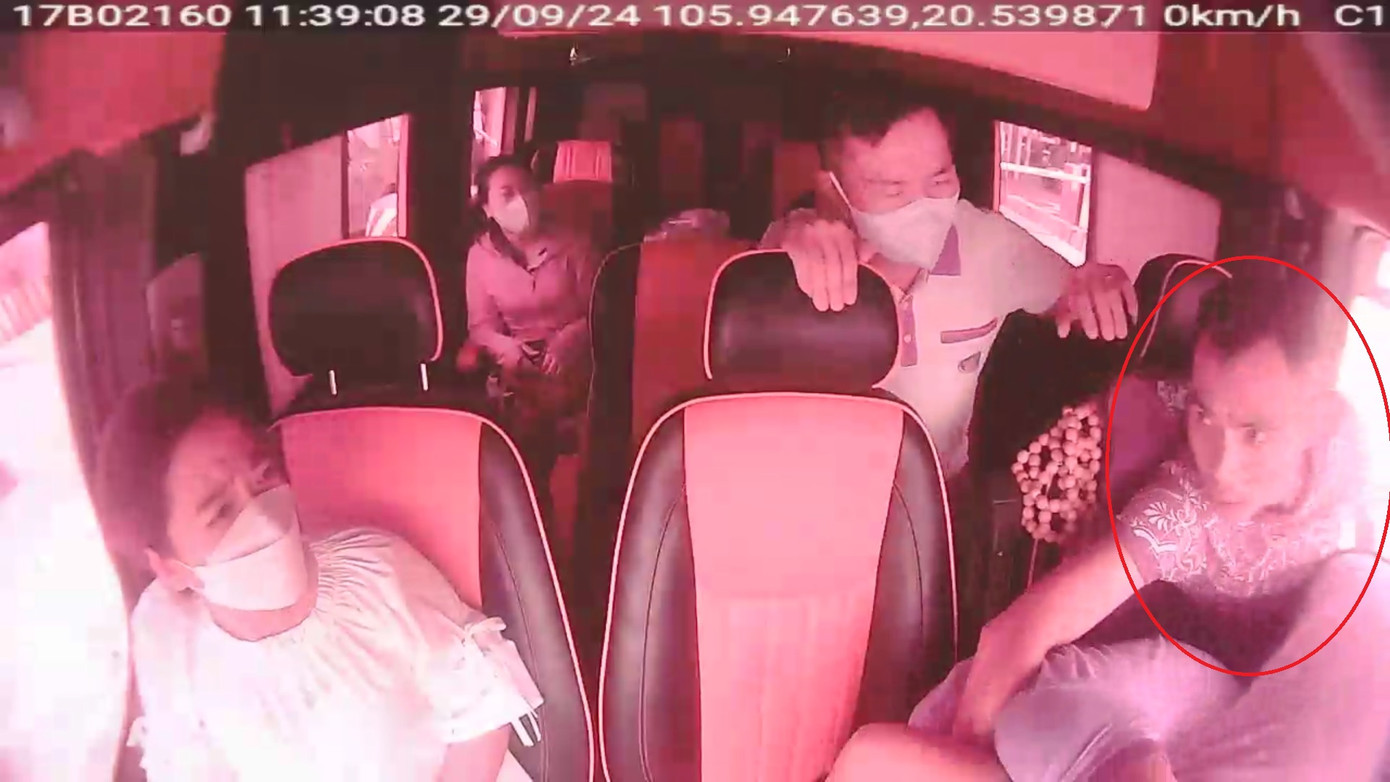 Tài xế Q. dừng xe thì bị hai đối tượng nhảy lên hành hung