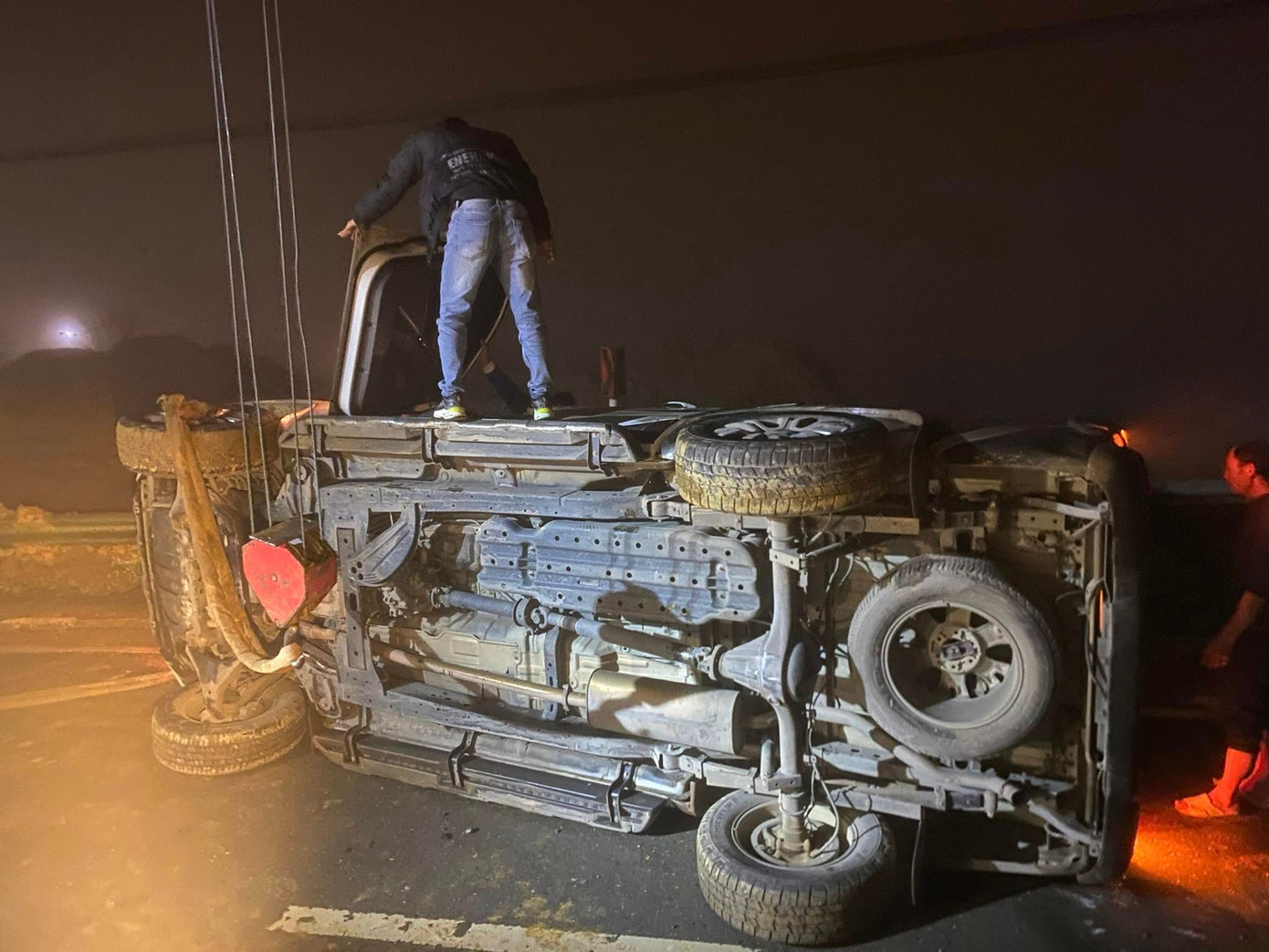 Chiếc xe của anh Tuyên bị lật ngang sau khi lao xuống hố sụt