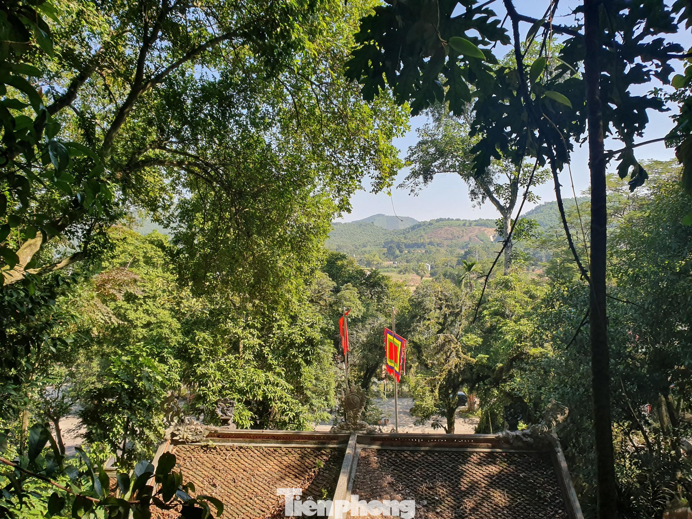 Đền Đuổm là điểm du lịch của huyện Phú Lương và tỉnh Thái Nguyên. Trước cửa đền là cánh đồng xanh bát ngát, dòng sông Cầu uốn khúc chảy qua. Phía xa là những đồi cọ, đồi chè mênh mông bát ngát.