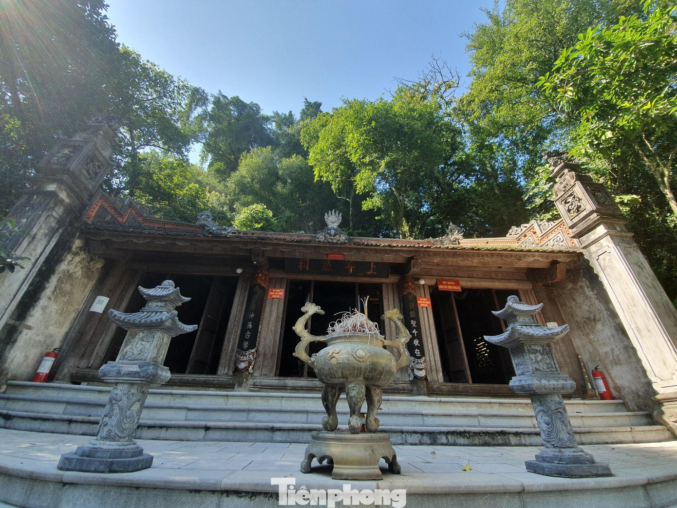 Đền Trung là nơi thờ danh tướng Dương Tự Minh. Ngôi đền có kiến trúc hình chữ Đinh, theo lối kiến trúc cổ thời nhà Lý. Đằng trước 3 gian, 1 gian hậu cung đằng sau.