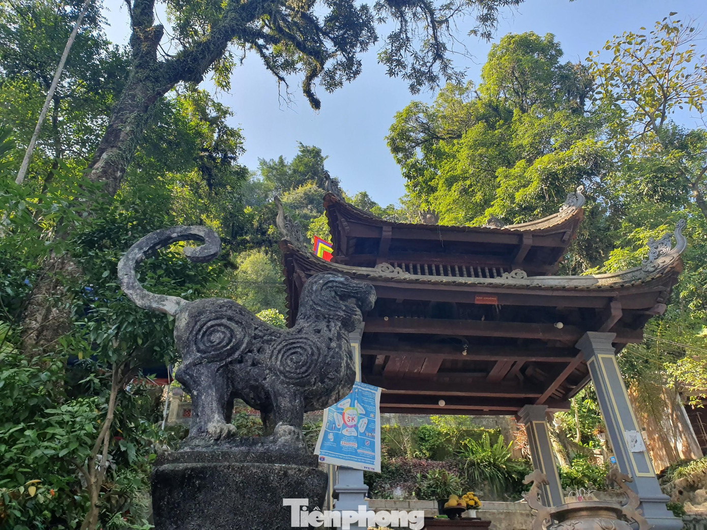 Ngôi đền đã được tu sửa nhiều lần, nhưng vẫn giữ được phong cách kiến trúc cổ gồm: đền Thượng, đền Trung và đền Hạ. Từ cổng đền, đã thấy nét đẹp uy nghi, cổ kính.