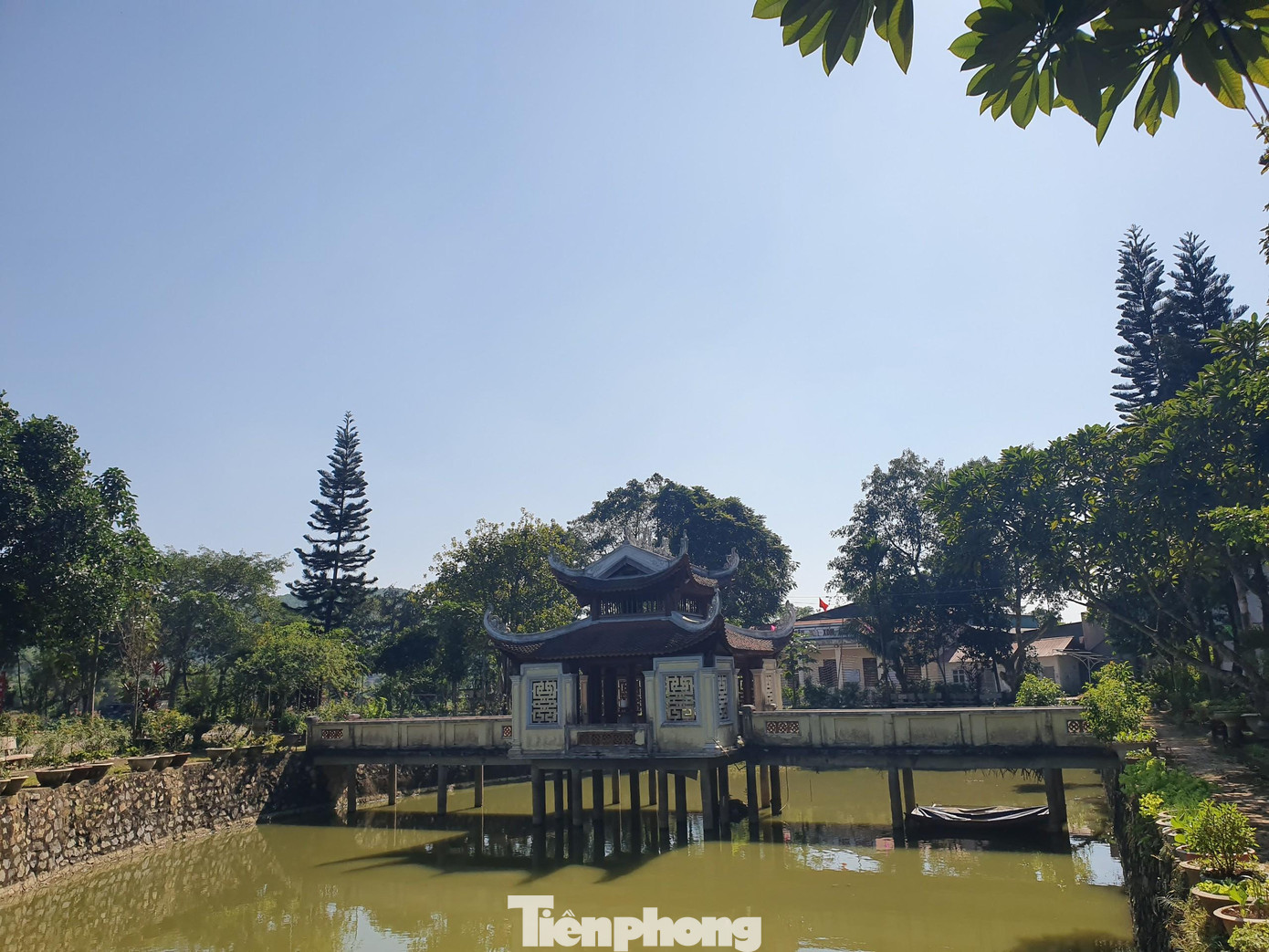 Cảnh quan phía trước đền Đuổm.