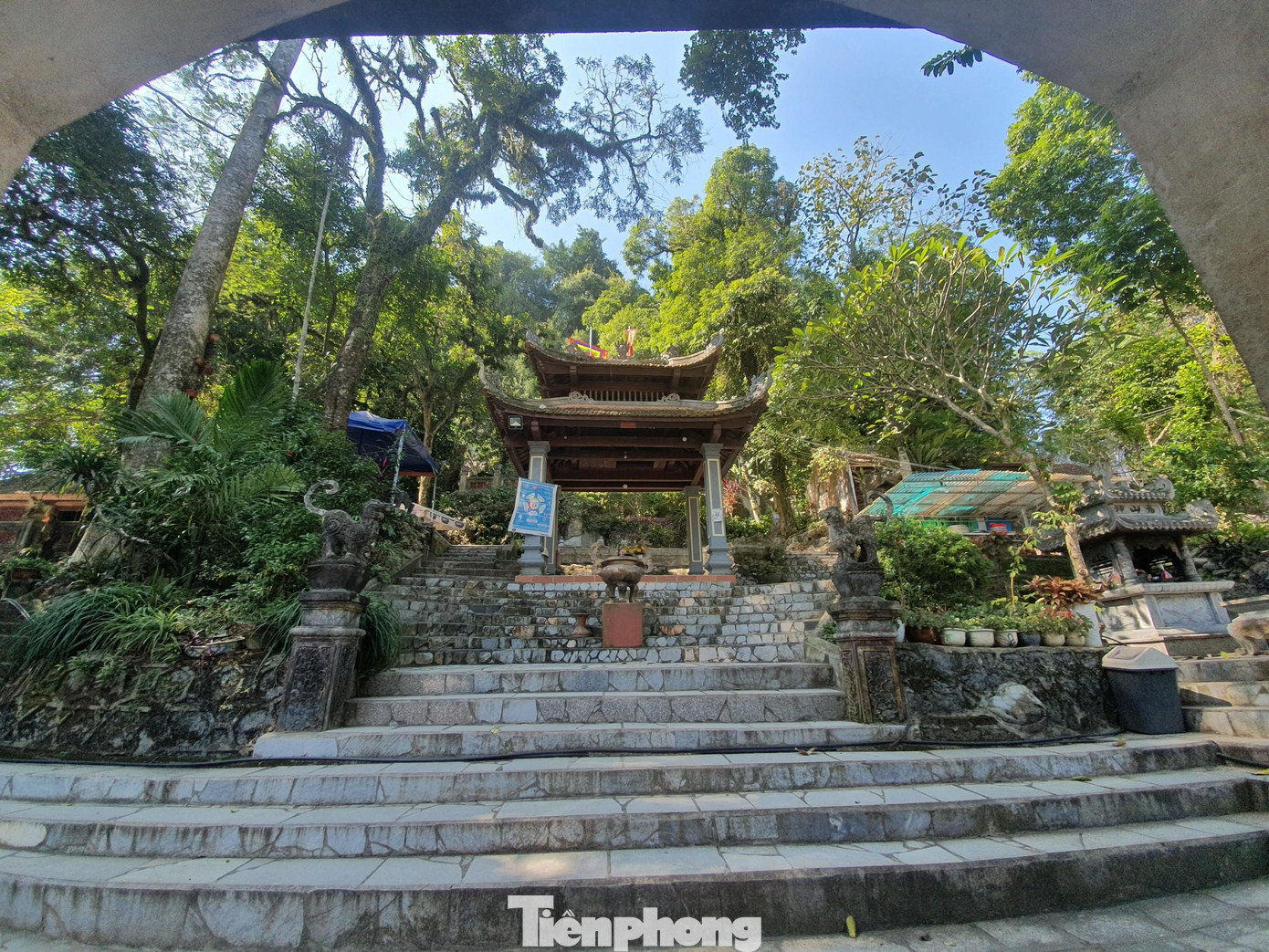 Từ những bậc thềm dẫn vào đền, đến những mái cong, bức tường cũ đều phủ màu xưa cũ. Trong ảnh là khu vực gác chuông.