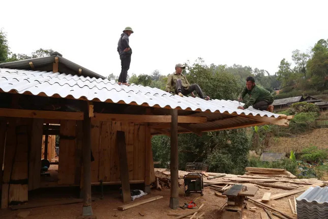 Người dân bản Háng Á (xã Hồ Bốn, huyện Mù Cang Chải) cùng chung tay giúp đỡ các gia đình xóa nhà tạm, nhà dột nát. Người dân bản Háng Á (xã Hồ Bốn, huyện Mù Cang Chải) cùng chung tay giúp đỡ các gia đình xóa nhà tạm, nhà dột nát.